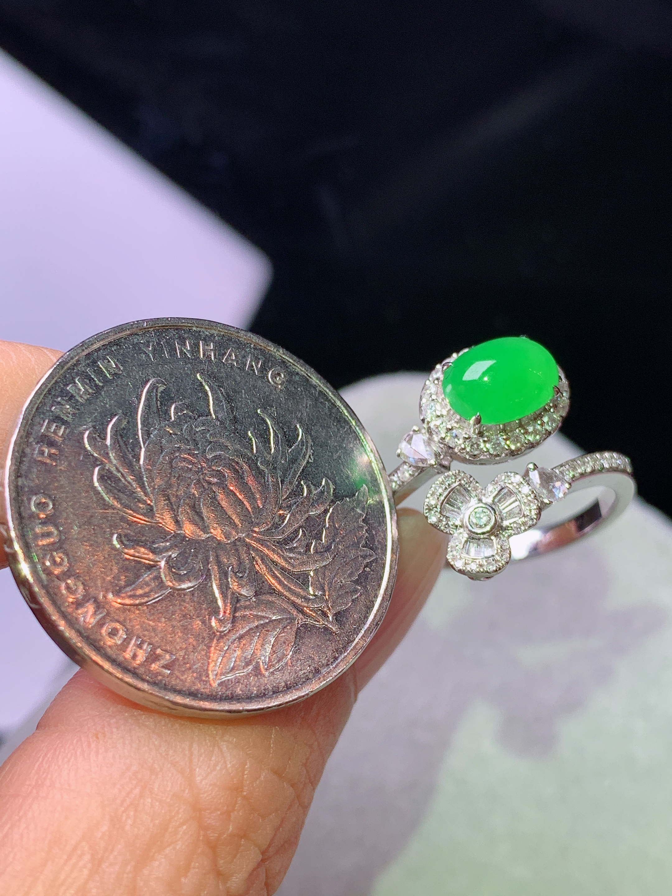 18k金钻镶嵌阳绿蛋面戒指 玉质细腻 色泽艳丽清新 水润亮眼 圈口14 整体尺寸7.5*5.5*3.6 k1
