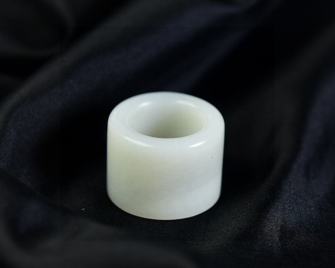 圈口：22.6mm 和田玉老坑玉扳指 器形规整大气 整体周正 素面精工细作 其重韵味 内敛稳重 古朴而韵味十足 玉质细腻温润 品相美 肉质紧密 油性十足 扳指佩戴于身既能护身祈福 又能彰显高贵典雅的品味 文人雅士收藏佳品 克重：39.1g 尺寸:  25.5/6.2