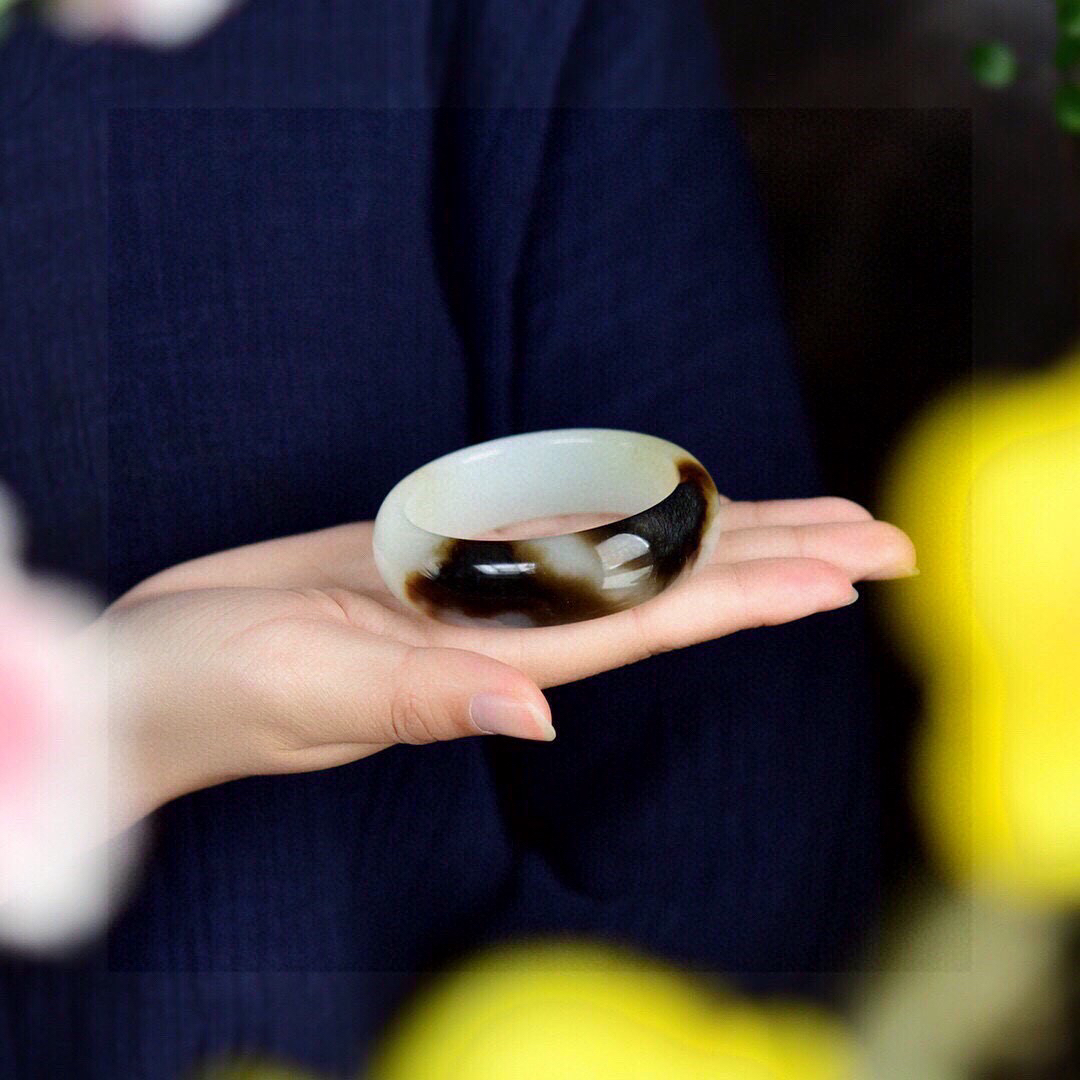 圈口：52-53 新疆和田玉羊脂玉黑皮籽料手镯  极具珍藏价值 每个女人都应该拥有一只属于自己的手镯 让他贴近您的心灵 触摸你的心跳 感知你的情意 经过你的手 必定会留下生命的烙印 有啦手镯的装点 女人心便是一道迷人的风景 宁静 典雅 秀外慧中 重量：67.38g 规格：17.3/8.4