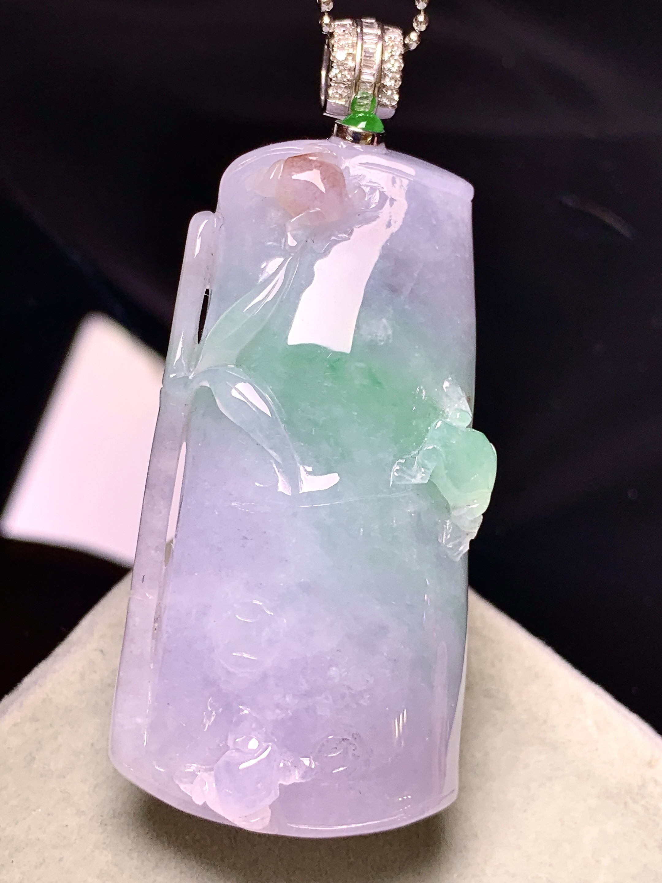 18k金钻镶嵌飘绿竹节吊坠 玉质细腻 色泽艳丽清新 水润亮眼 整体尺寸55.2*23.3*12 b1