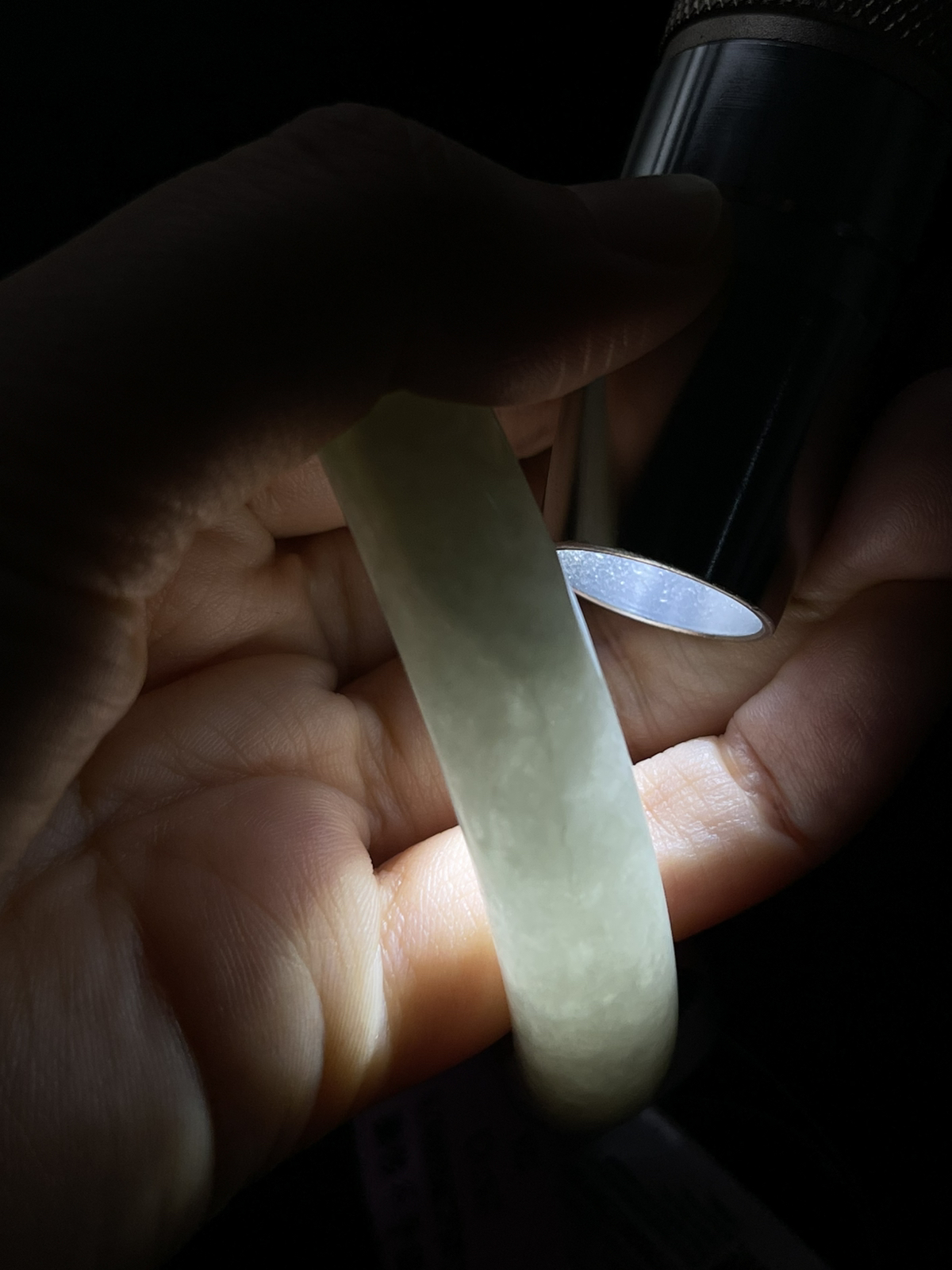 正圈57圈口，翡翠糯化种淡绿色手镯