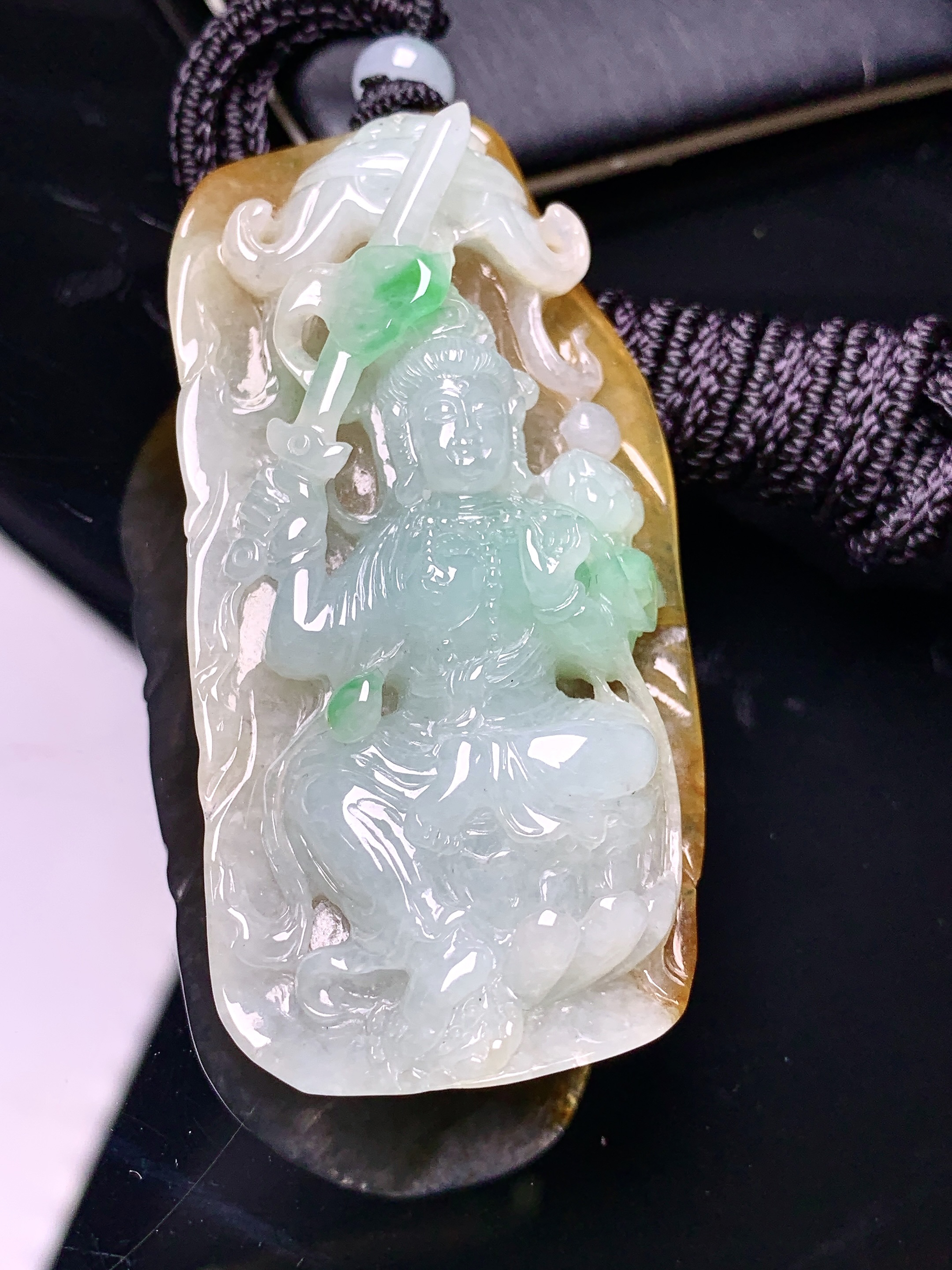 飘绿黄翡观音菩萨吊坠 玉质细腻 色泽艳丽清新 水润亮眼 整体尺寸63.2*30*13.8 w1