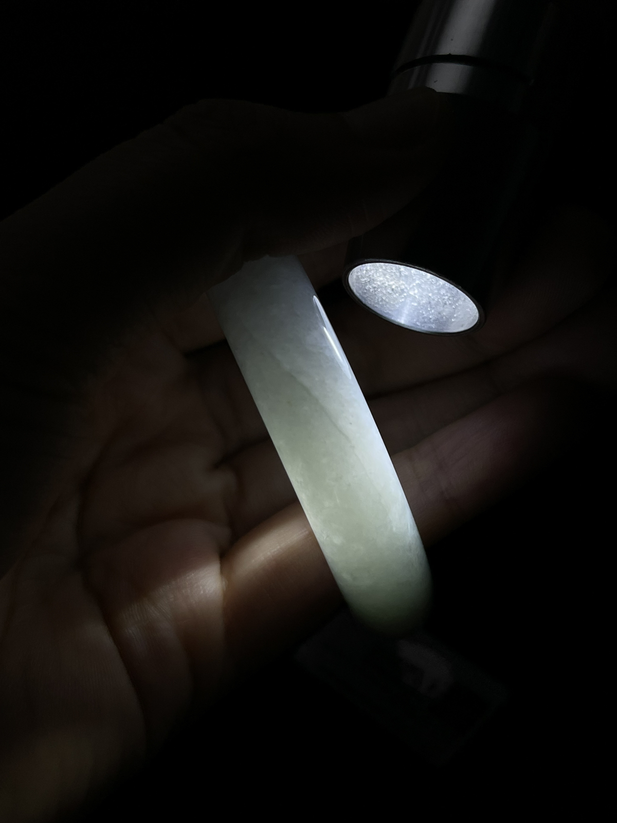 正圈54.4圈口，翡翠糯化种淡绿色手镯