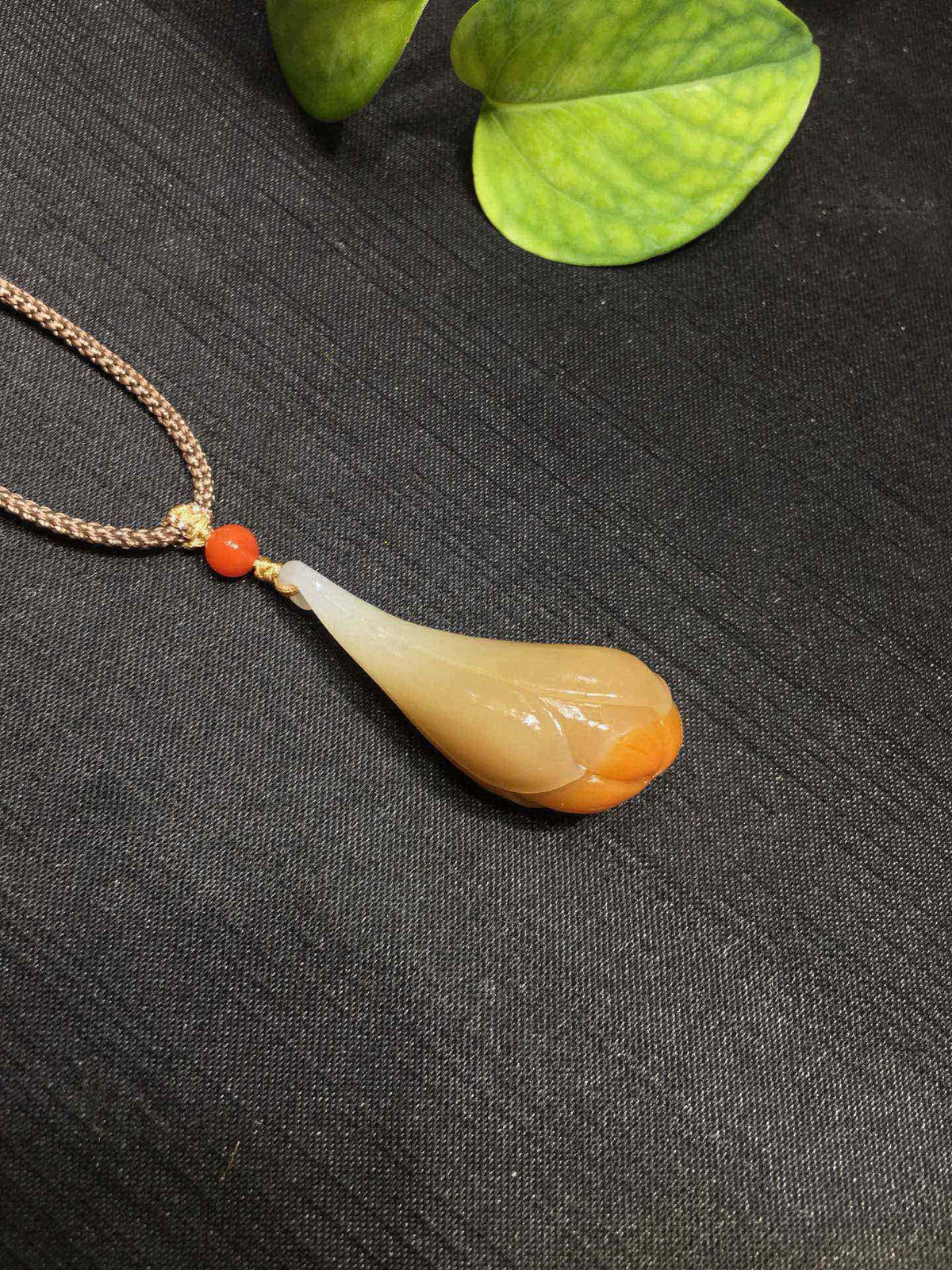 和田玉糖玉玉兰花玉坠 立体圆雕 雕工精细线条柔顺 玉质油润 过灯无结构 佩戴越久越漂亮油润 玉兰花寓