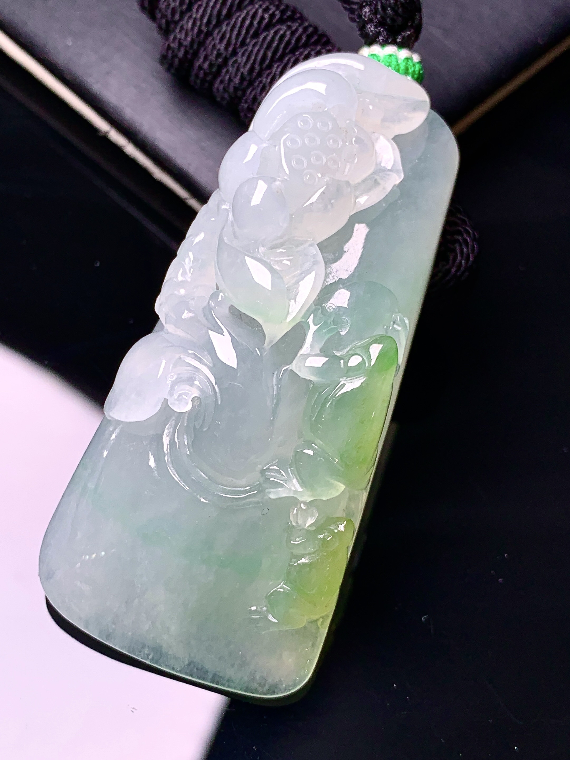 飘黄绿翡花开富贵吊坠 玉质细腻 色泽艳丽清新 水润亮眼 整体尺寸52.3*24.5*15 a5