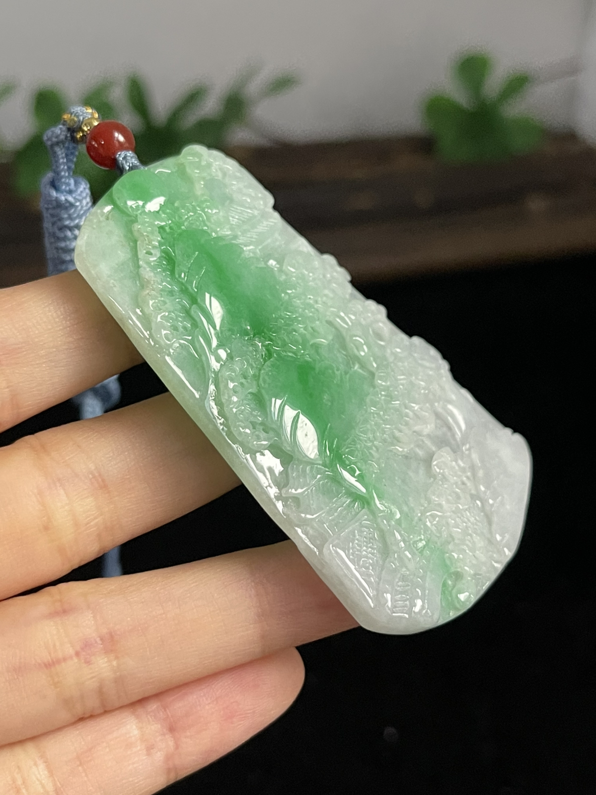 翡翠糯化种飘绿山水牌，配珠未测