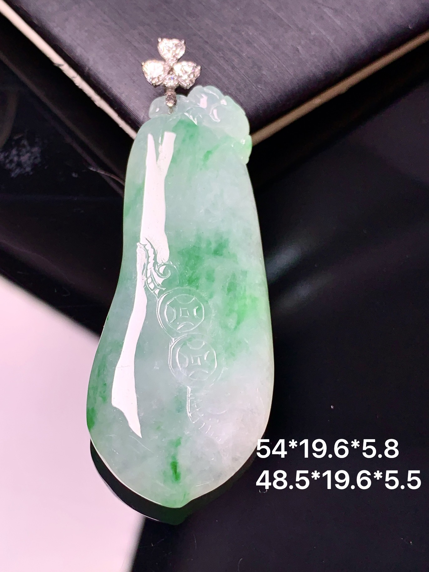 18k金钻镶嵌飘绿福瓜吊坠 玉质细腻 色泽艳丽清新 水润亮眼 整体尺寸54*19.6*5.8 e1