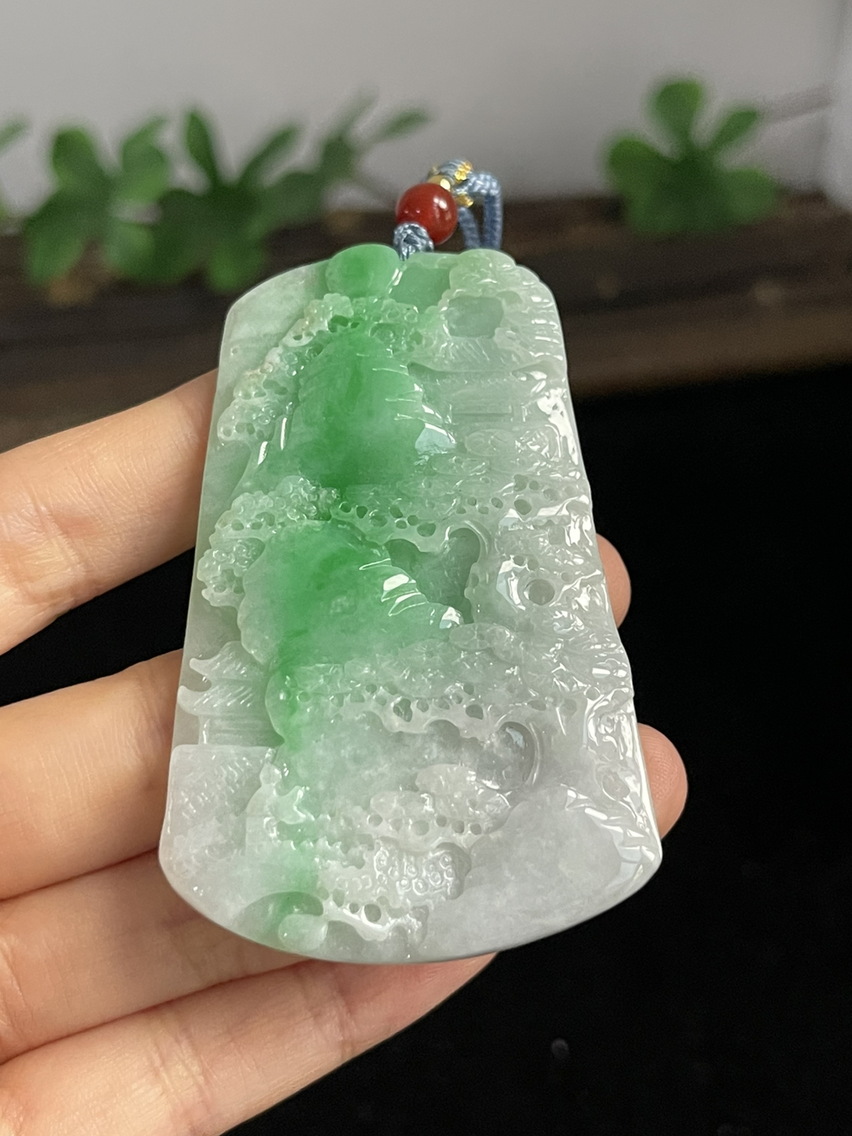 翡翠糯化种飘绿山水牌，配珠未测