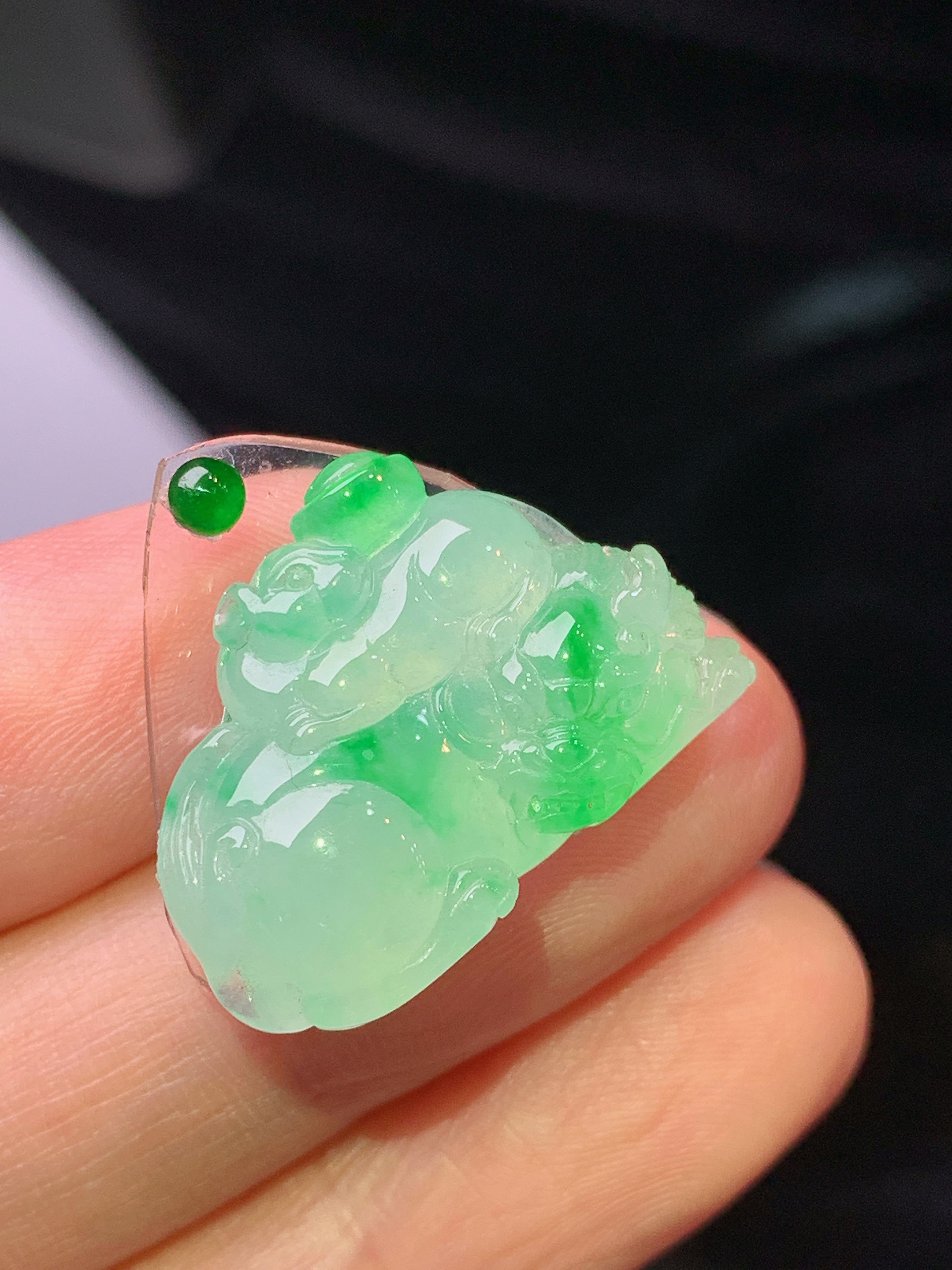 镶嵌款 飘绿貔貅吊坠 玉质细腻 色泽艳丽清新 水润亮眼 整体尺寸16.6*23.3*6 2x