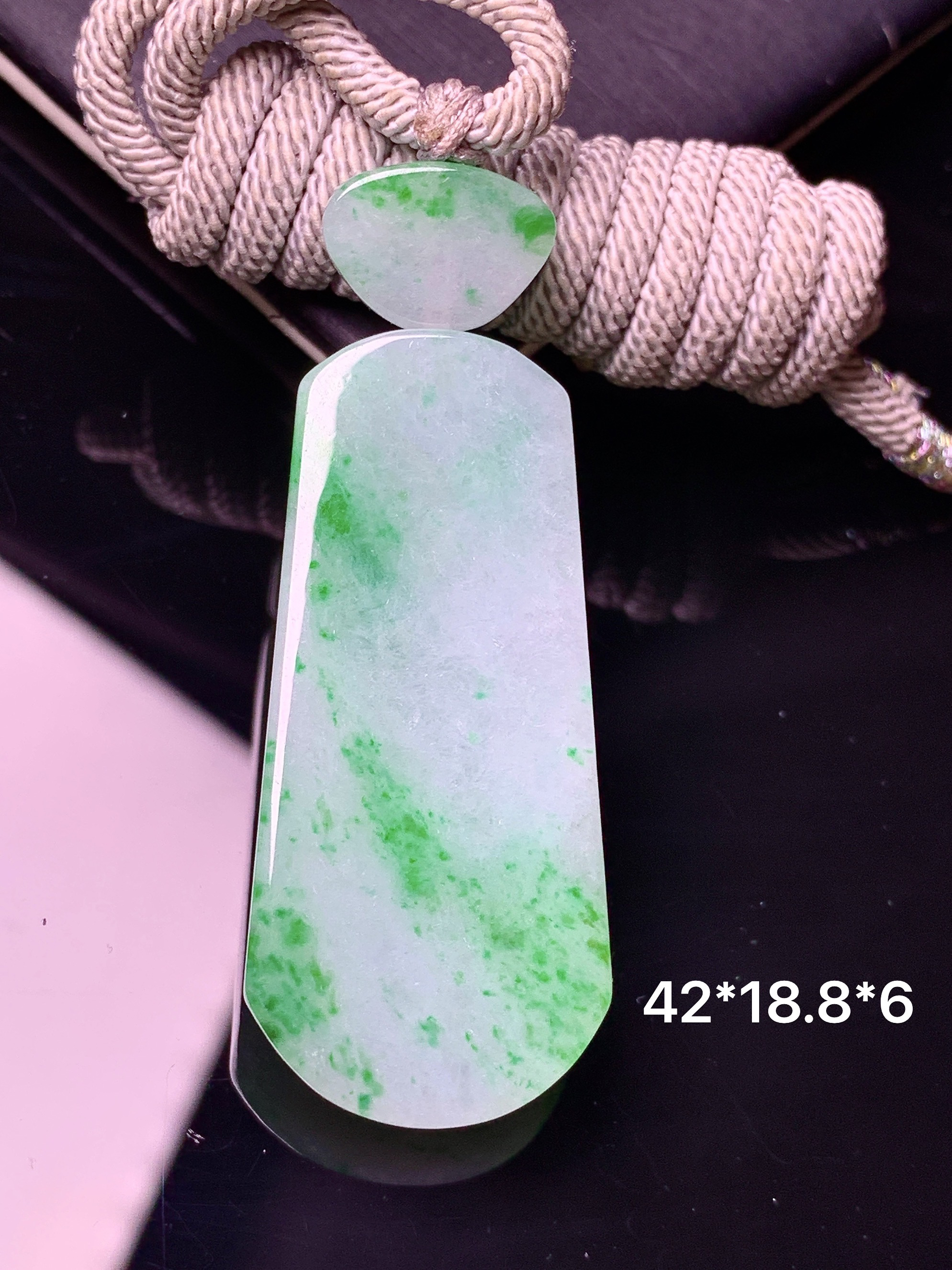 飘绿无事牌吊坠 玉质细腻 色泽艳丽清新 水润亮眼 整体尺寸42*18.8*6 a5