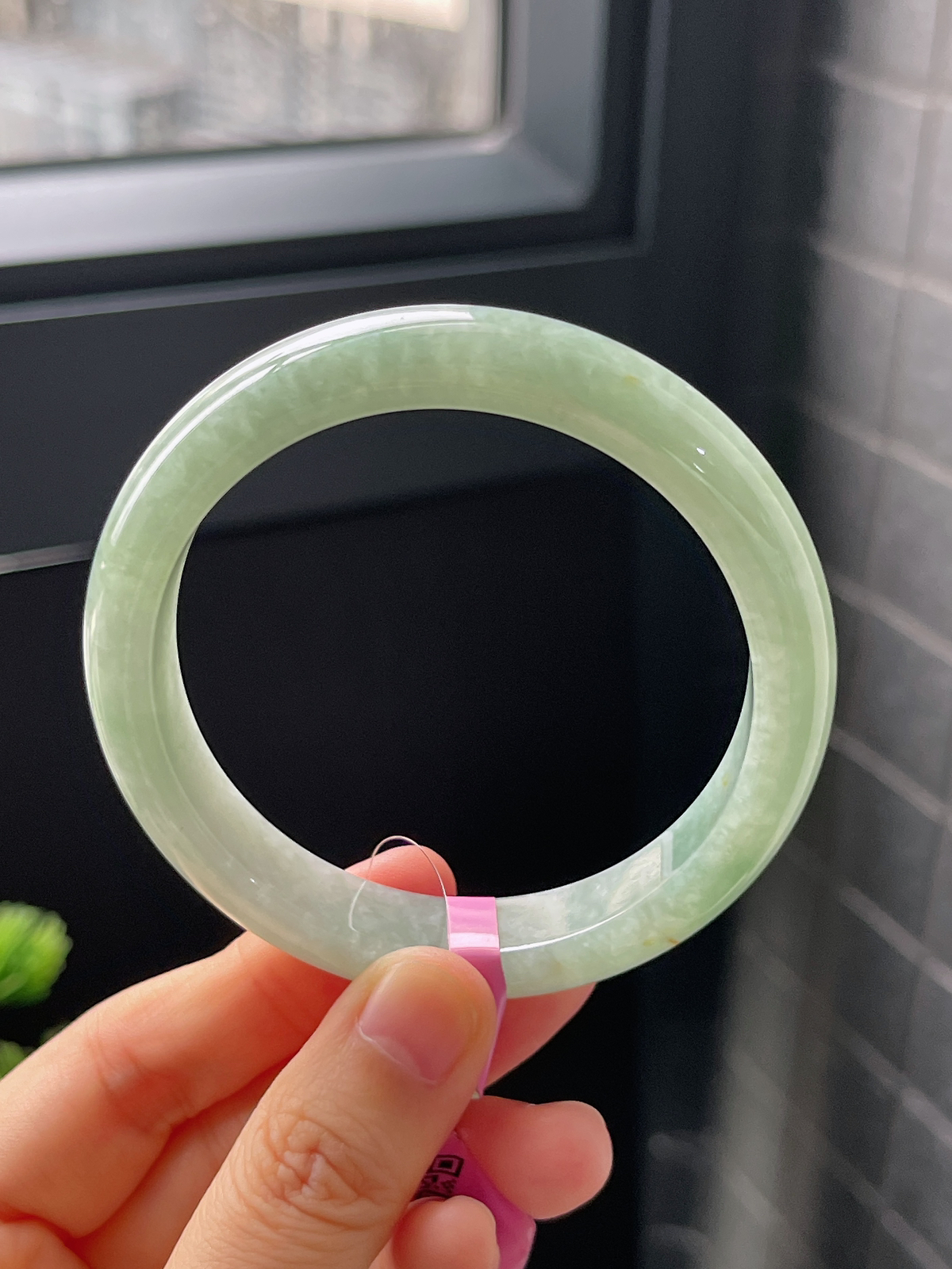正圈57.2圈口，翡翠糯化种淡绿色手镯