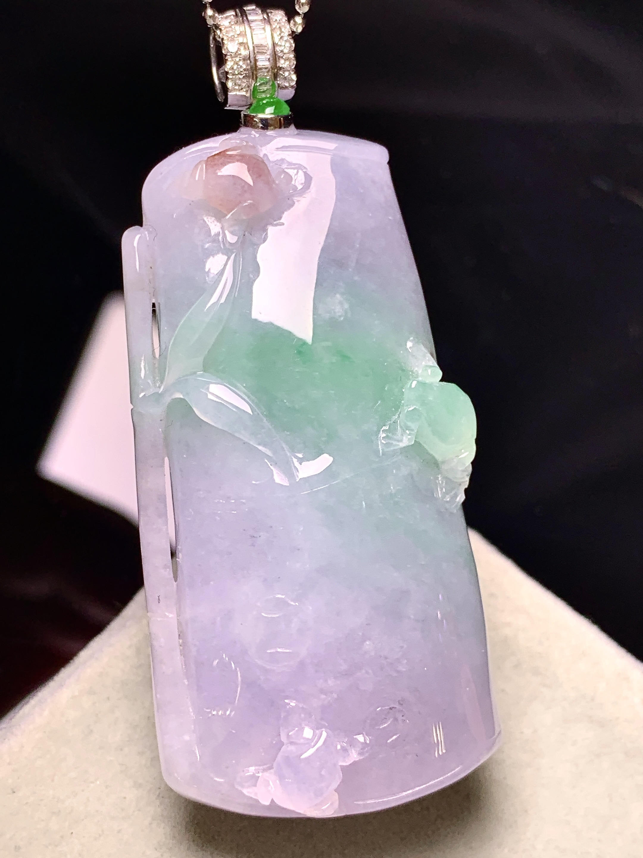 18k金钻镶嵌飘绿竹节吊坠 玉质细腻 色泽艳丽清新 水润亮眼 整体尺寸55.2*23.3*12 b1