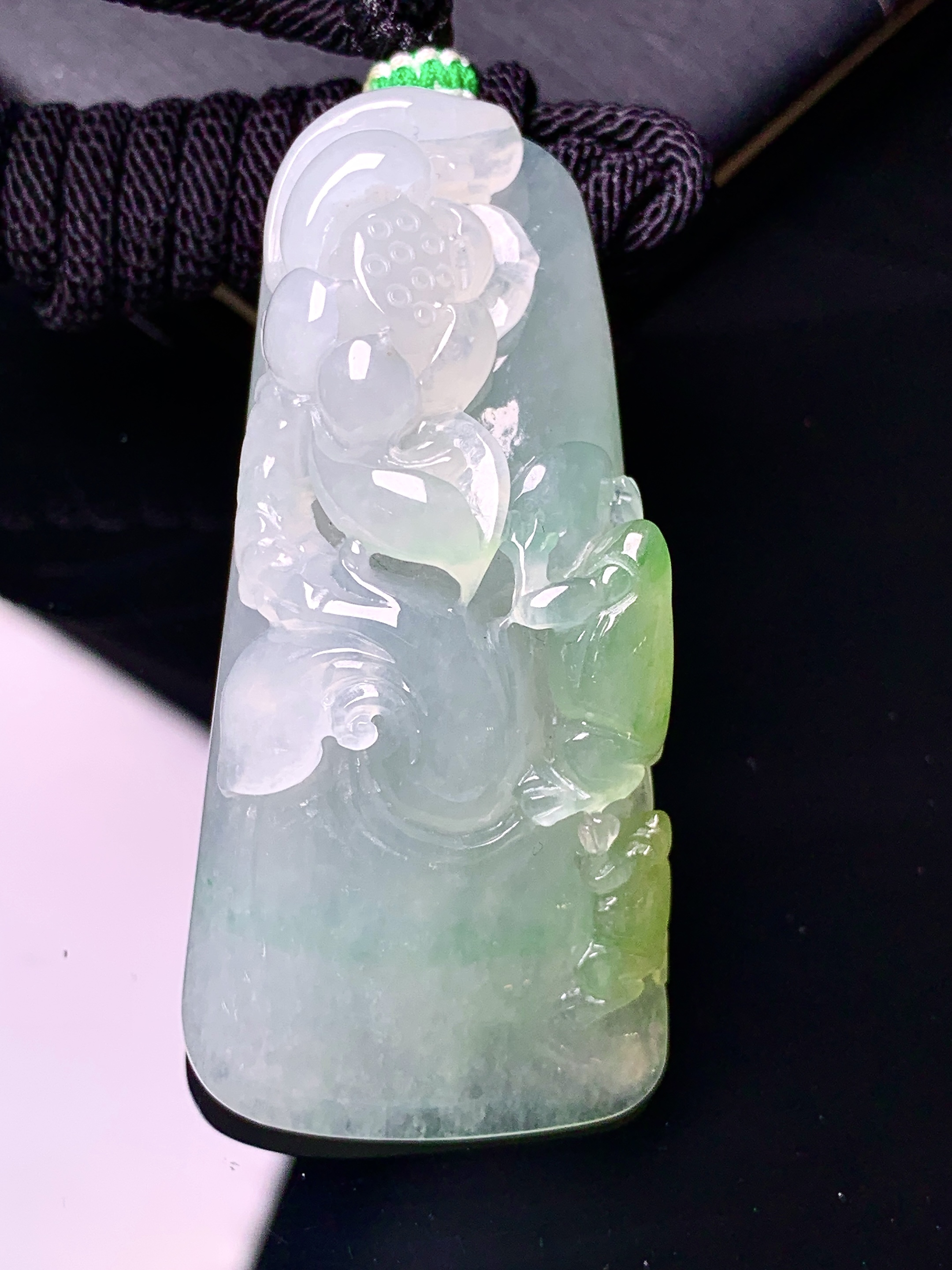 飘黄绿翡花开富贵吊坠 玉质细腻 色泽艳丽清新 水润亮眼 整体尺寸52.3*24.5*15 a5
