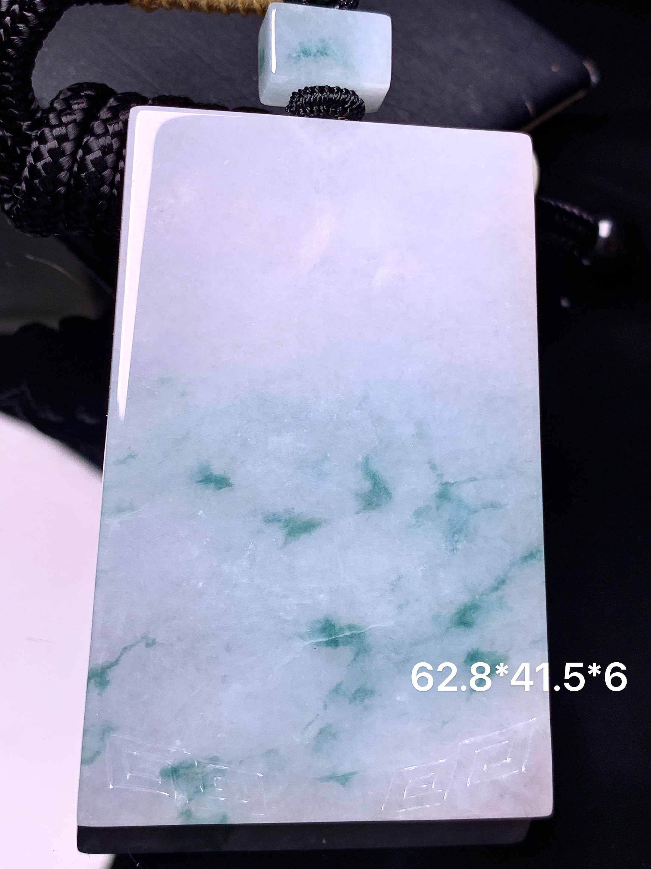 飘绿无事牌吊坠 玉质细腻 色泽艳丽清新 水润亮眼 整体尺寸62.8*41.5*6 w1