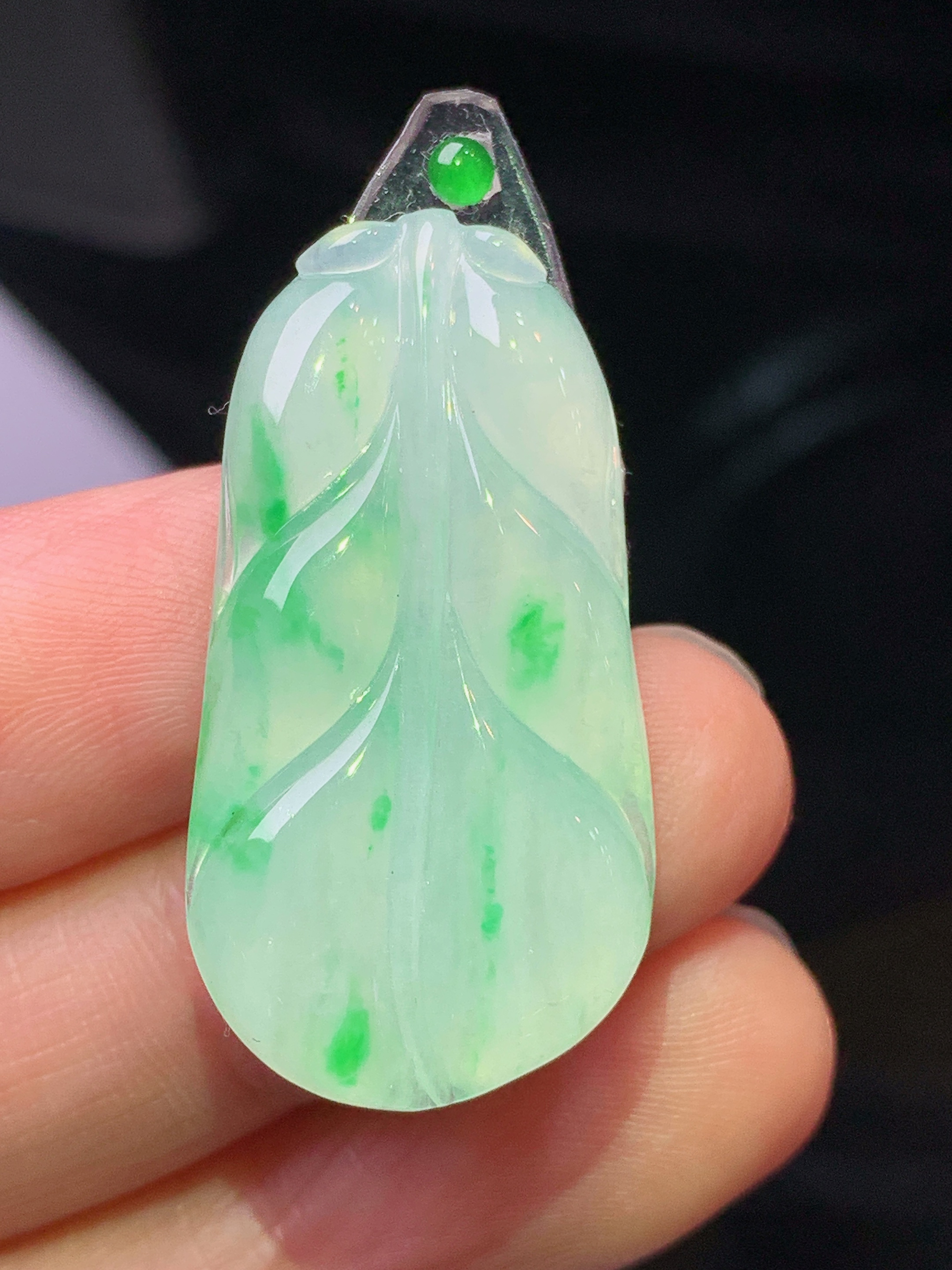 镶嵌款 飘绿树叶吊坠 玉质细腻 色泽艳丽清新 水润亮眼 整体尺寸33.5*17.3*3.2 2x