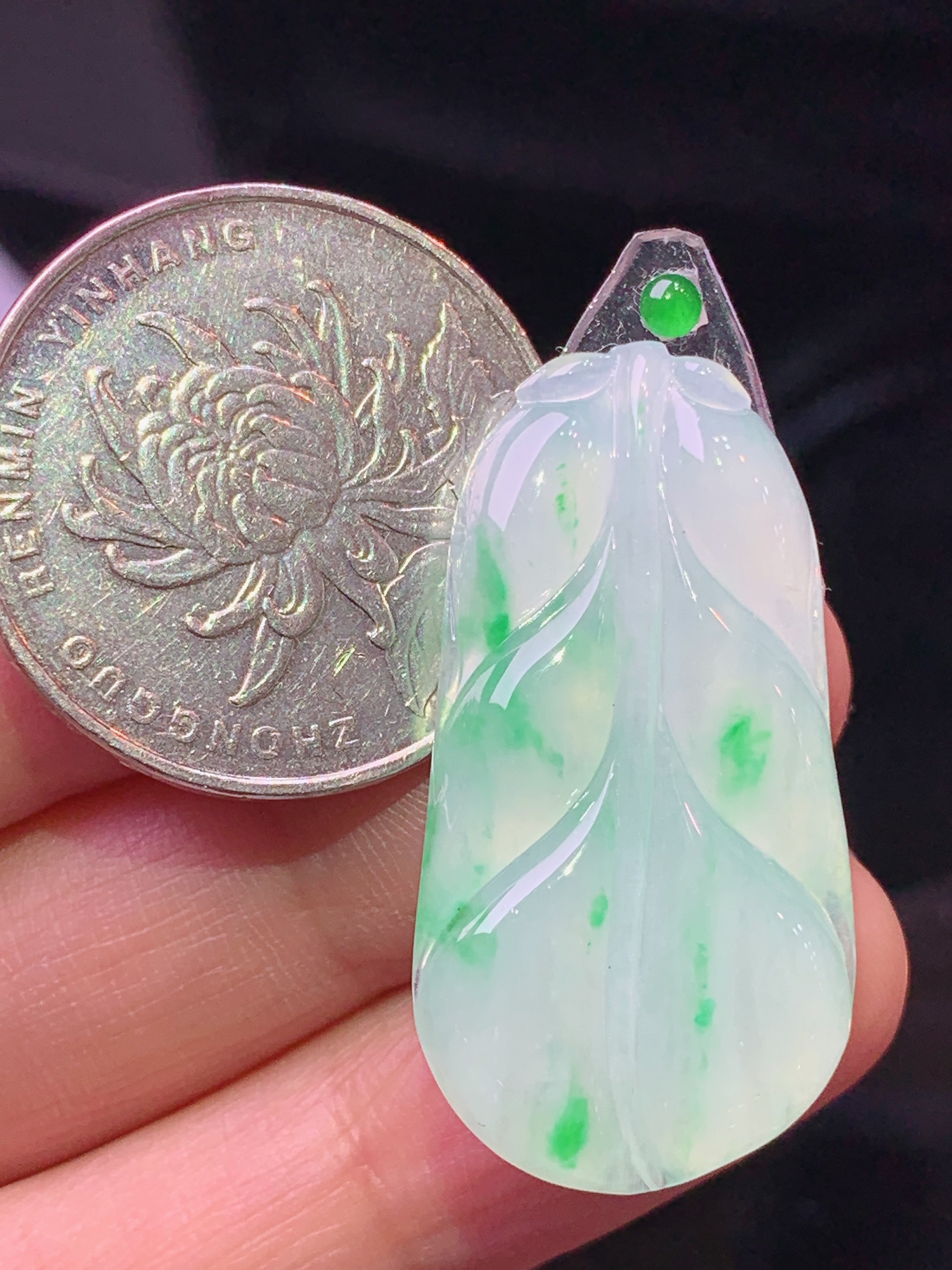 镶嵌款 飘绿树叶吊坠 玉质细腻 色泽艳丽清新 水润亮眼 整体尺寸33.5*17.3*3.2 2x