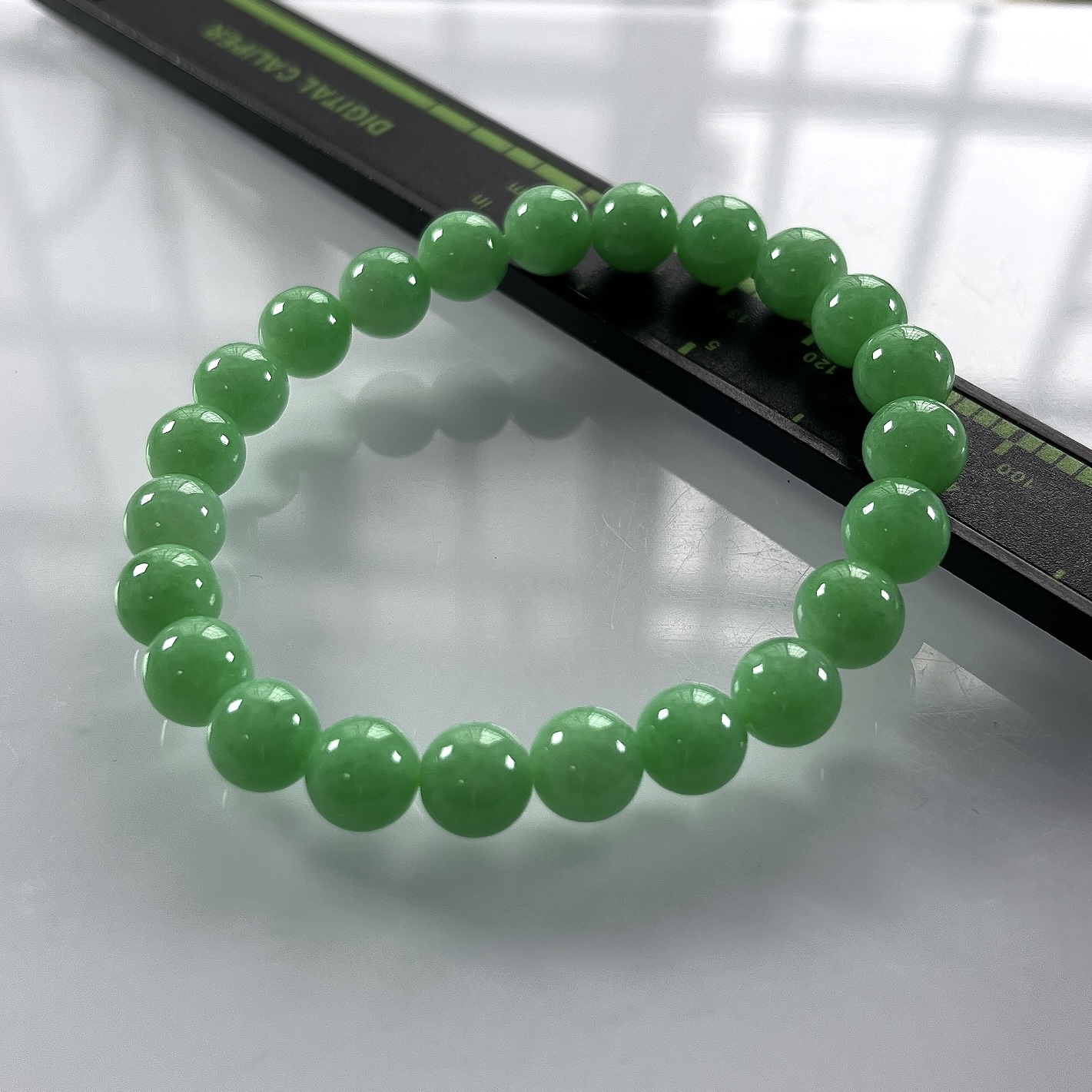 缅甸天然翡翠A货，卡8冰润满绿果阳绿圆珠手串手链，尺寸：8mm/23颗，长度185mm，重量：21.08g