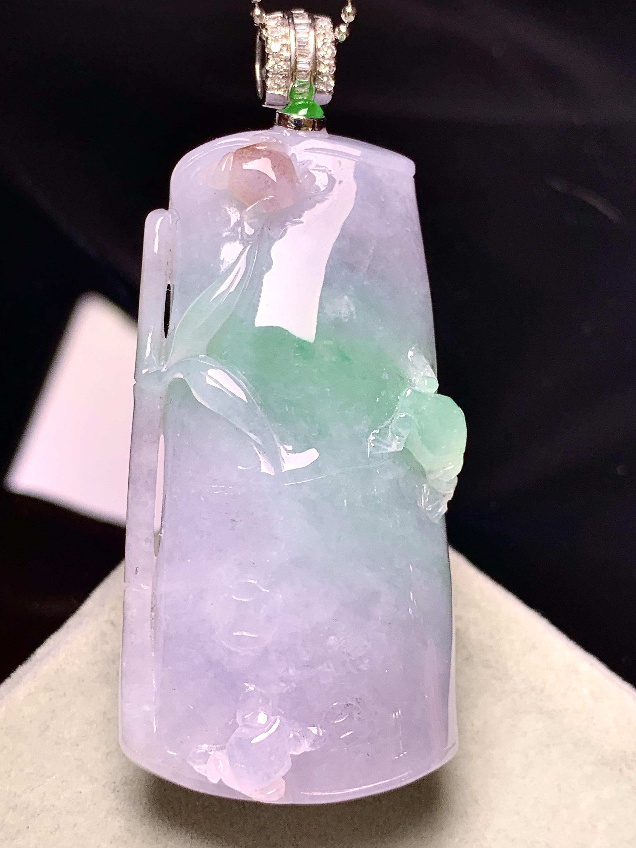 18k金钻镶嵌飘绿竹节吊坠 玉质细腻 色泽艳丽清新 水润亮眼 整体尺寸55.2*23.3*12 b1