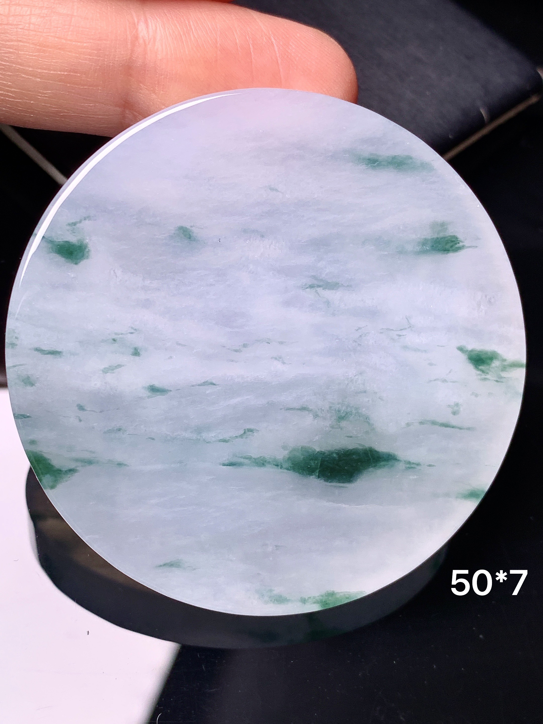 飘绿圆牌吊坠 玉质细腻 色泽艳丽清新 水润亮眼 整体尺寸50*7 L1