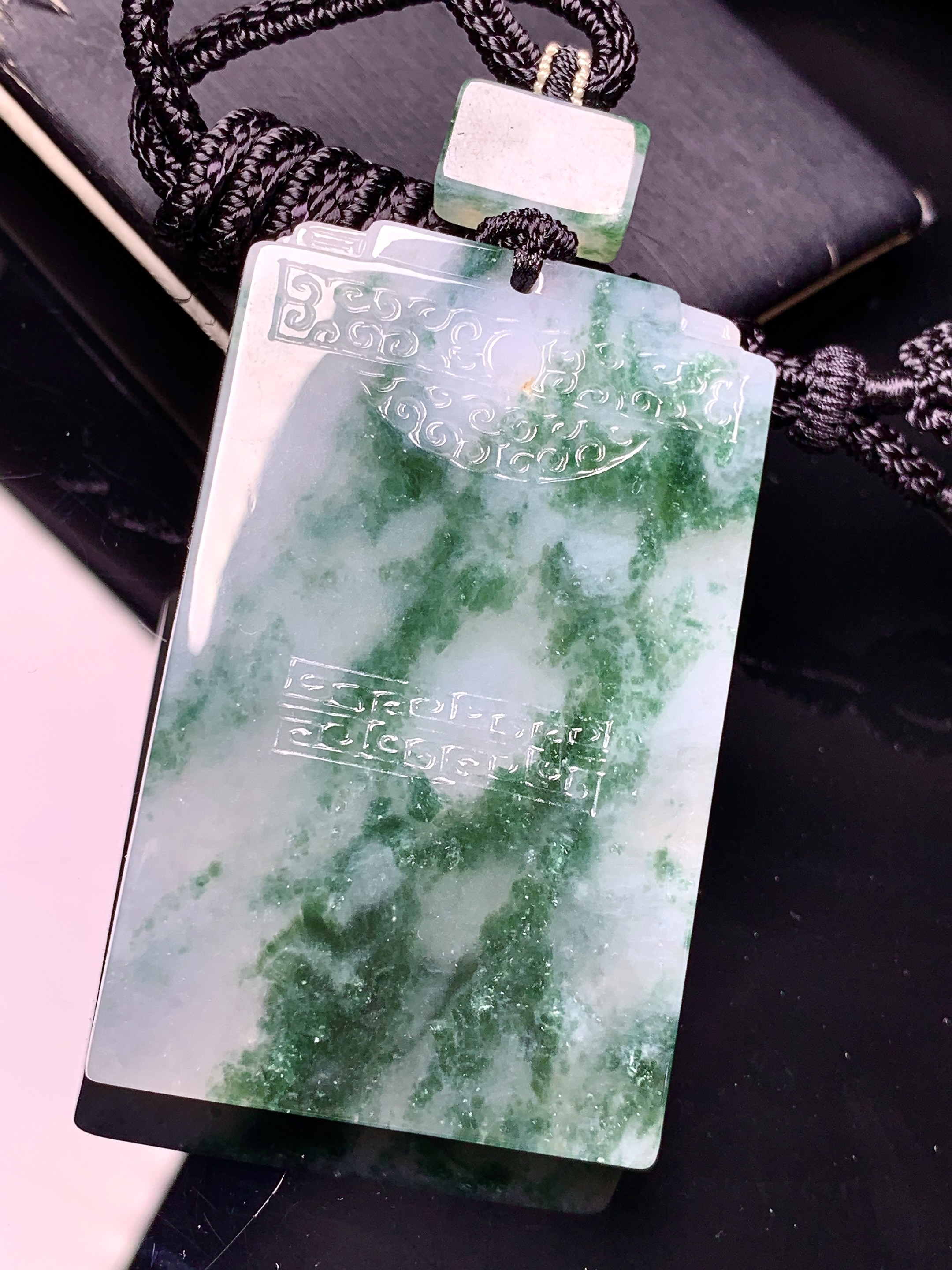 飘绿无事牌吊坠 玉质细腻 色泽艳丽清新 水润亮眼 整体尺寸55.3*34.2*6.2 L1