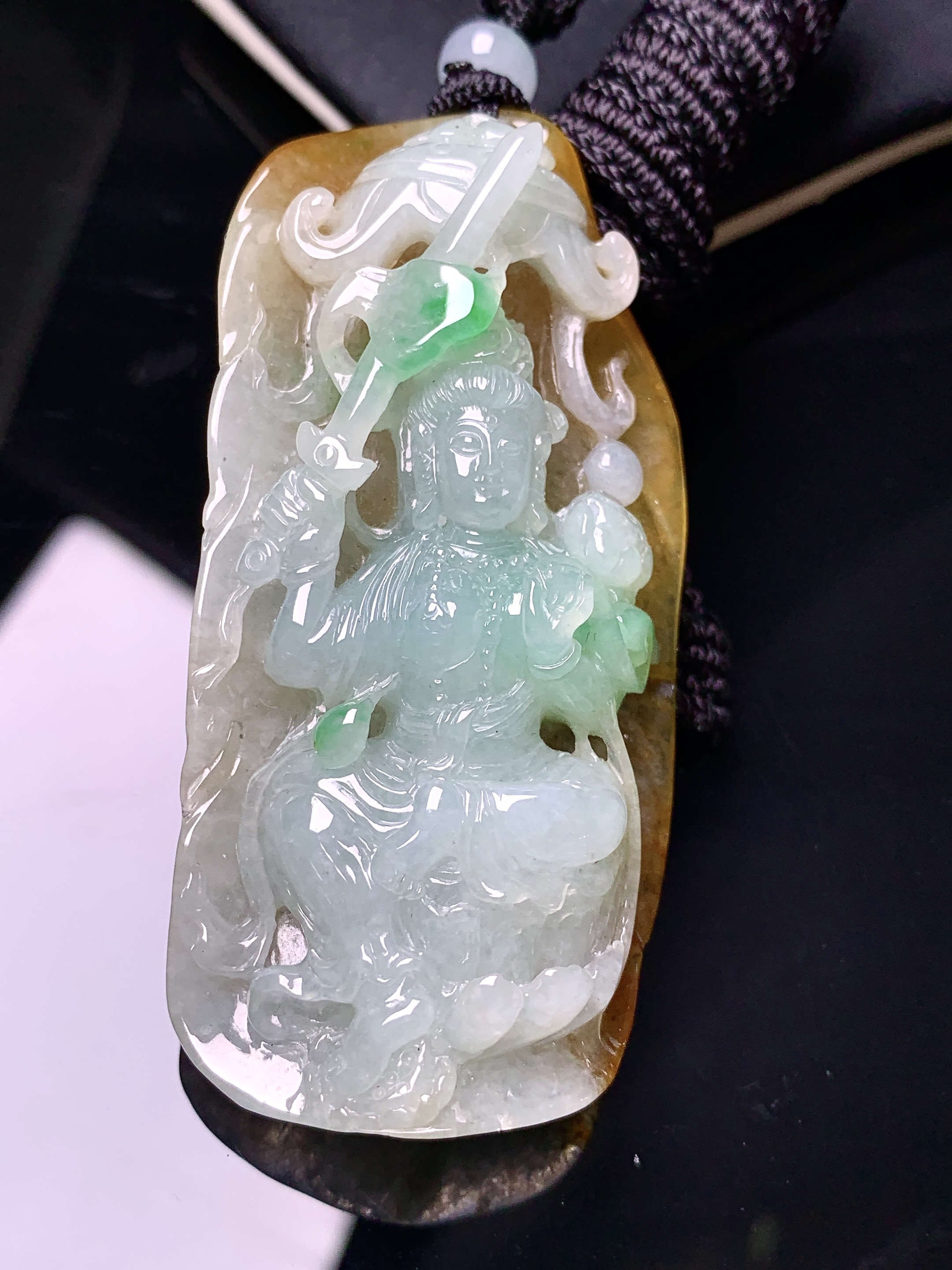 飘绿黄翡观音菩萨吊坠 玉质细腻 色泽艳丽清新 水润亮眼 整体尺寸63.2*30*13.8 w1