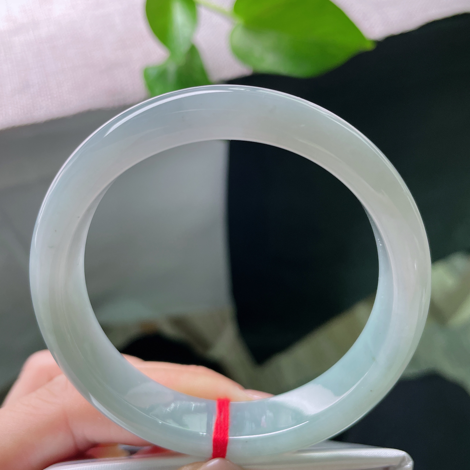 57/12.8/7.9，浅蓝底正圈，温柔贤惠，素净，质地温润细腻，婀娜多姿ss52902a