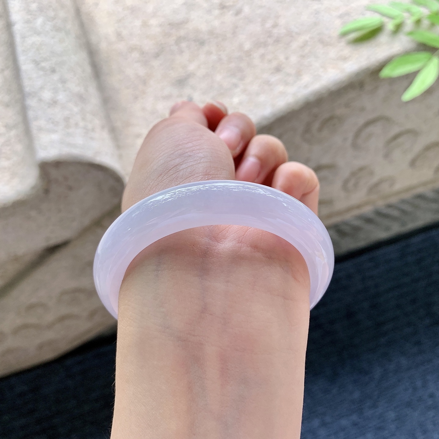 正圈53 54 【圈口】53.3/11.7/8.7 【编码】GF050964 【描述】糯冰，水润，种老，细腻，打灯有纹线