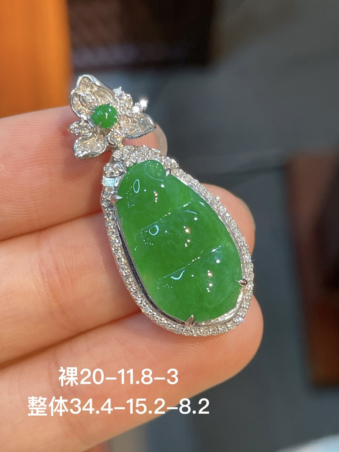 阳绿豆子吊坠，无裂，18k金镶嵌，尺寸20/11.8/3，编号34.4/15.2/8.2
