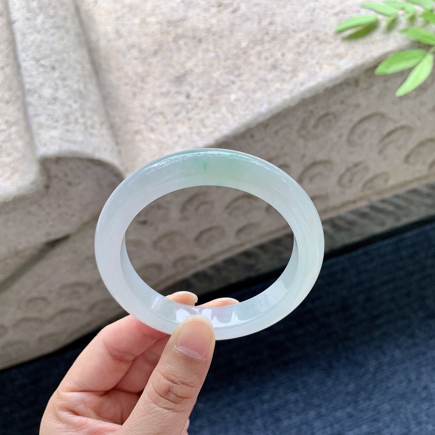 正圈56 57 圈口57.3/11.8/9 编码C5050947 细糯飘绿，水润，种老，细腻，无裂