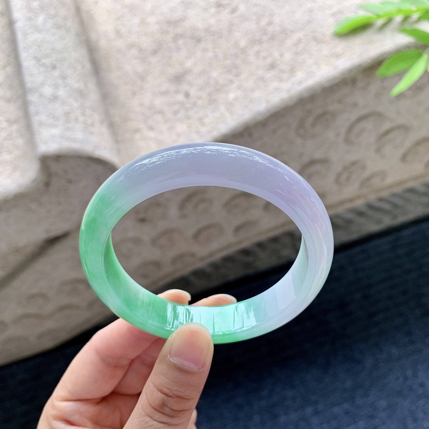 正圈56 57 圈口57.8/13/8 编码GJ050935 描述冰糯春彩，飘绿，水润，种老，细腻，打灯有棉线