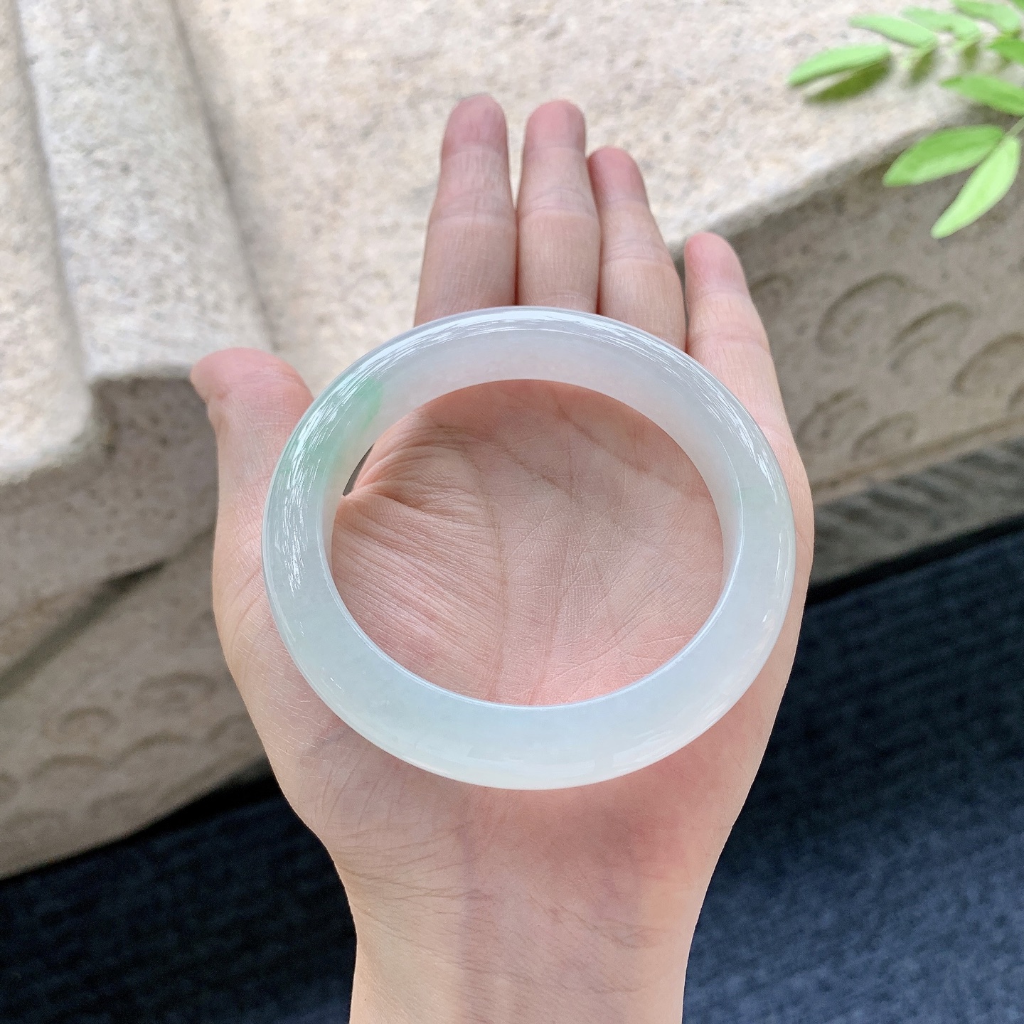 正圈56 57 圈口57.3/11.8/9 编码C5050947 细糯飘绿，水润，种老，细腻，无裂
