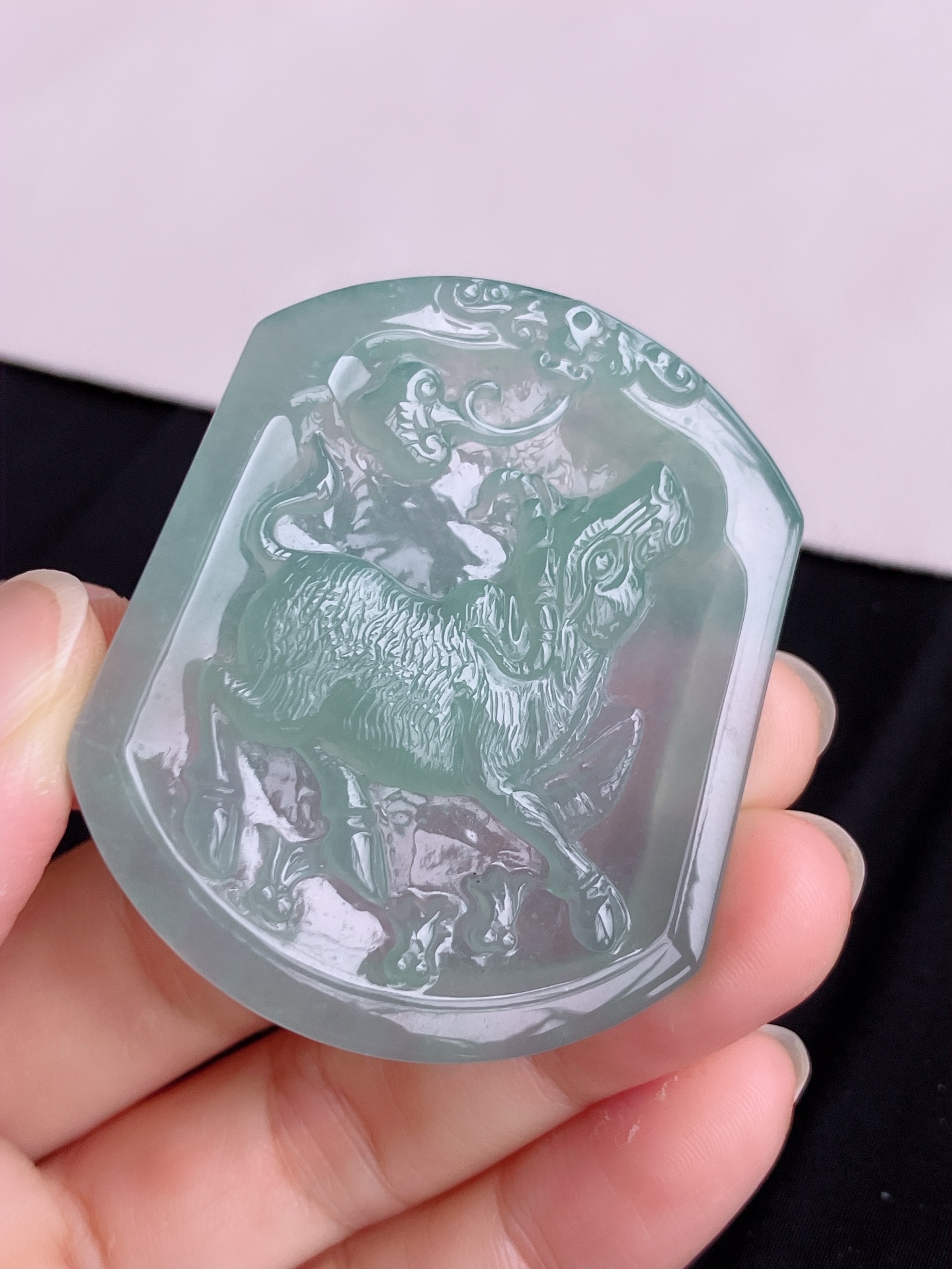 ️底色生肖牛牌，晶莹剔透，尺寸51.6/43.6/5.8，自然光实拍