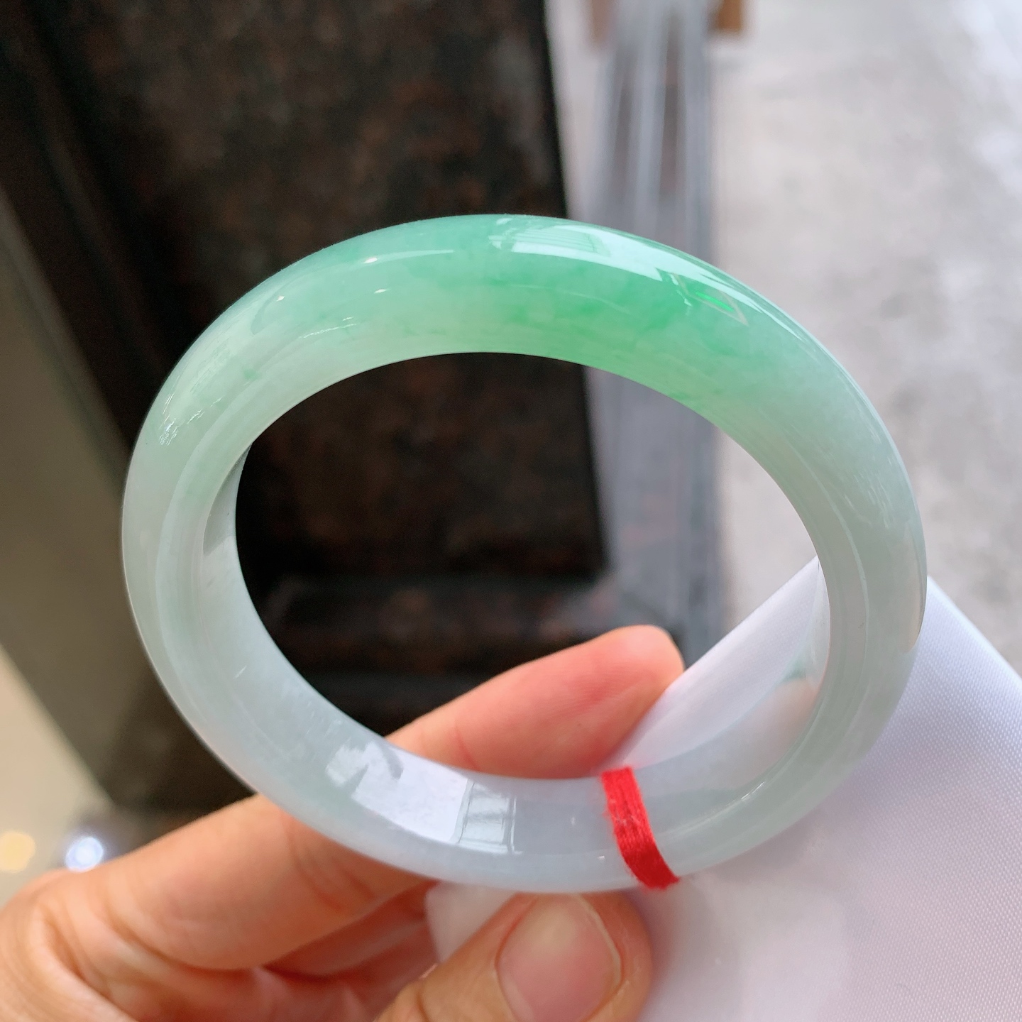 正圈飘绿，有纹，尺寸57.3/12.5/9，版型好