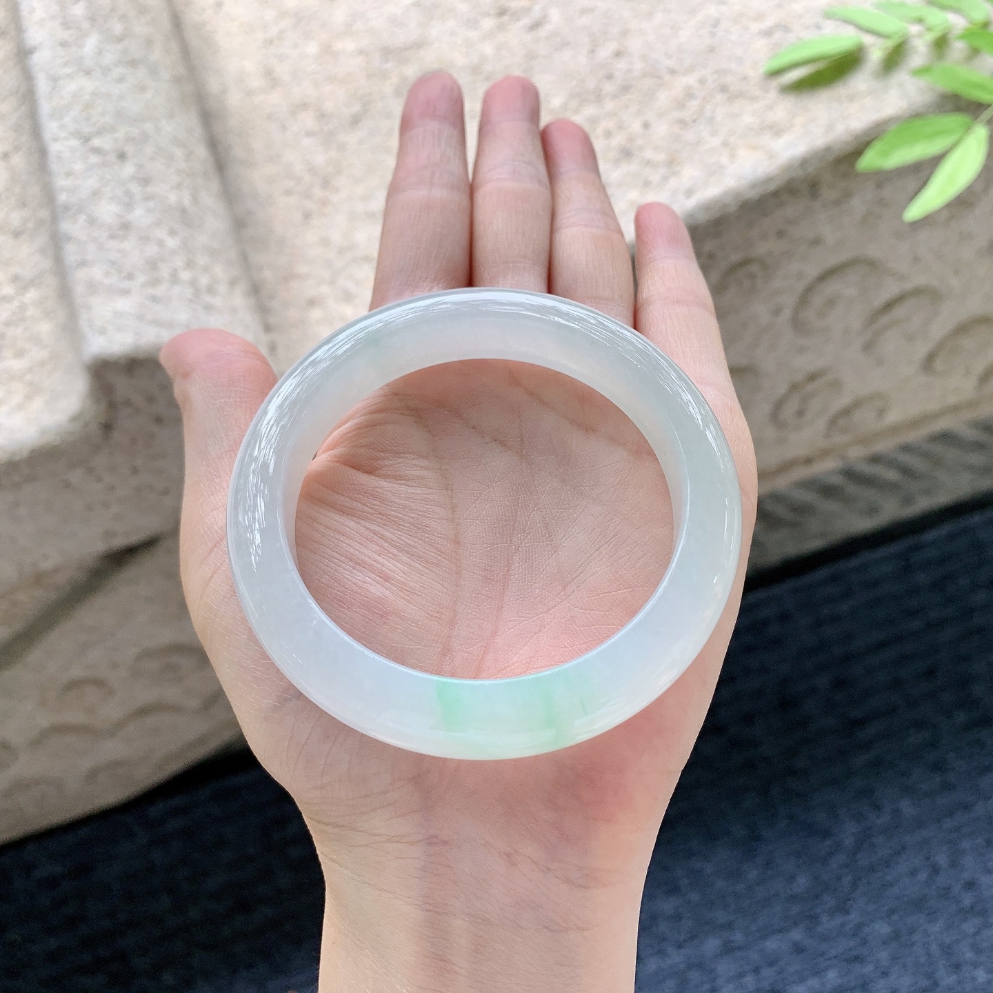 正圈56 57 圈口57.3/11.8/9 编码C5050947 细糯飘绿，水润，种老，细腻，无裂
