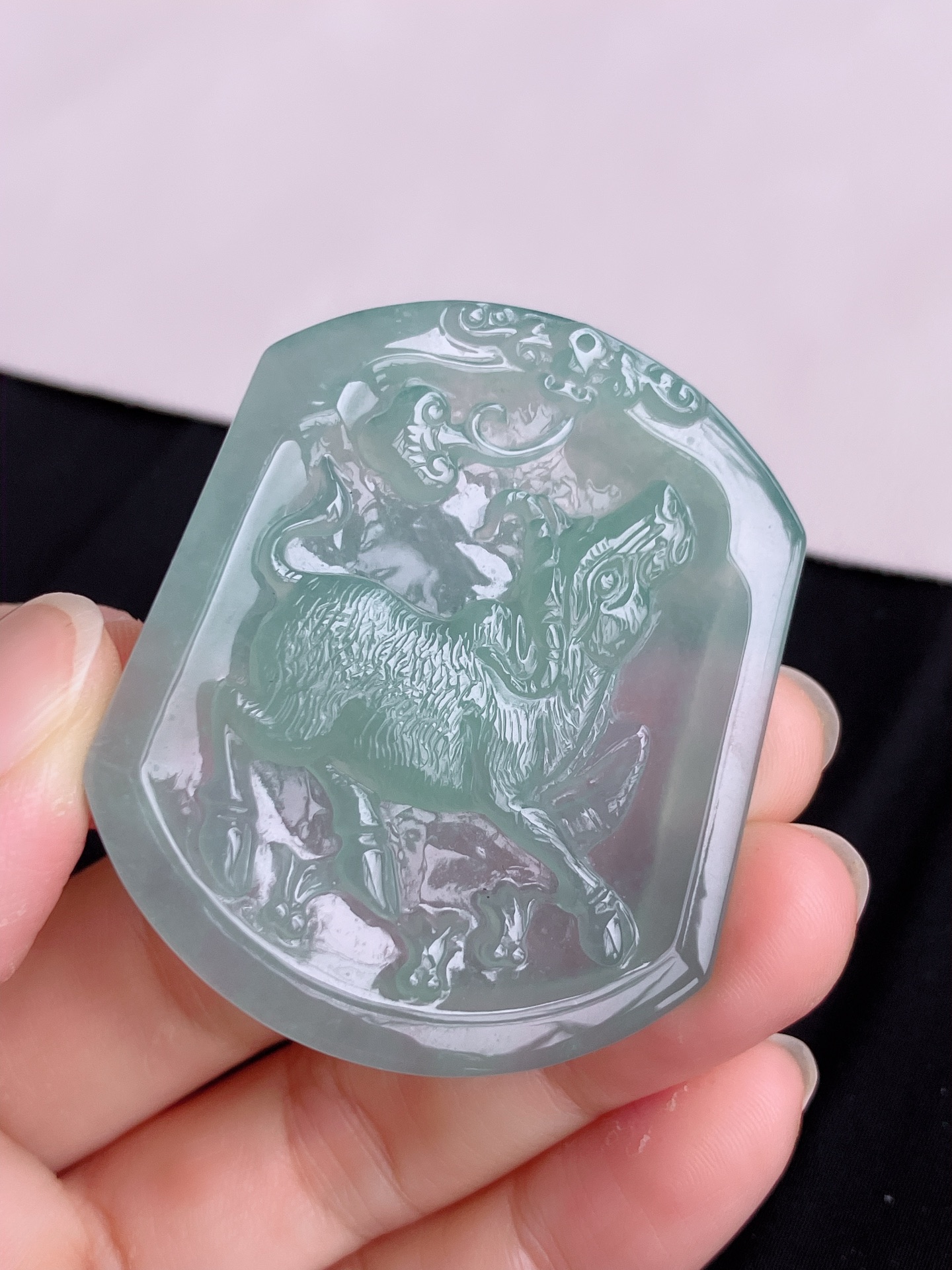 ️底色生肖牛牌，晶莹剔透，尺寸51.6/43.6/5.8，自然光实拍