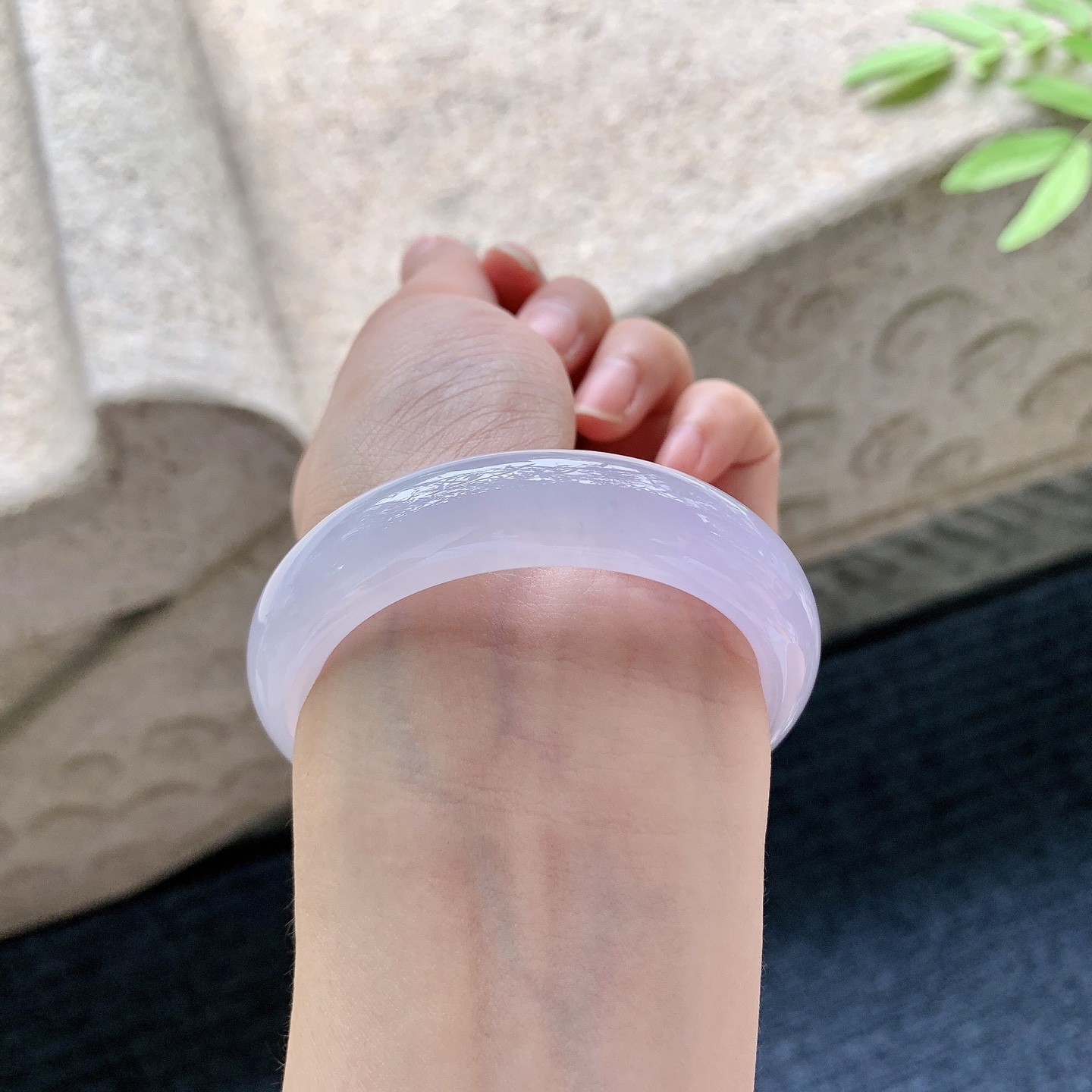 正圈51 52【圈口】51/13.3/8【编码】GF050962【描述】糯冰，水润，种老，细腻，打灯有棉线