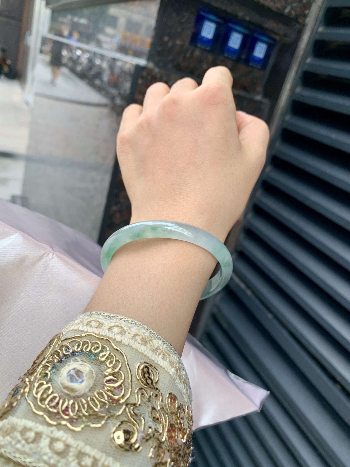 冰飘花贵妃，54.8-48.3-5.2-9，0508-2A109-2，底妆冰润细腻，绿花灵动飘逸，勾勒出一幅唯美诗意的山水意境画，古典优雅又秀气，无裂