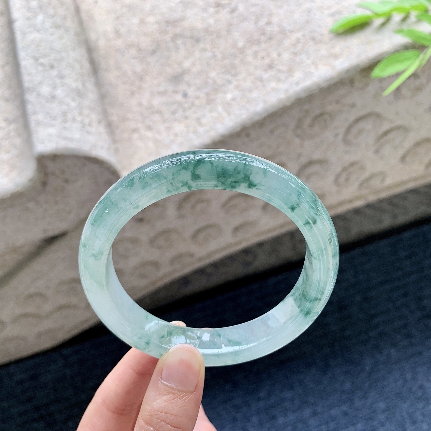 正圈62 63，圈口63.7/13/9.3，编码T1081601，描述冰糯飘花，水润，种老，细腻，无裂。