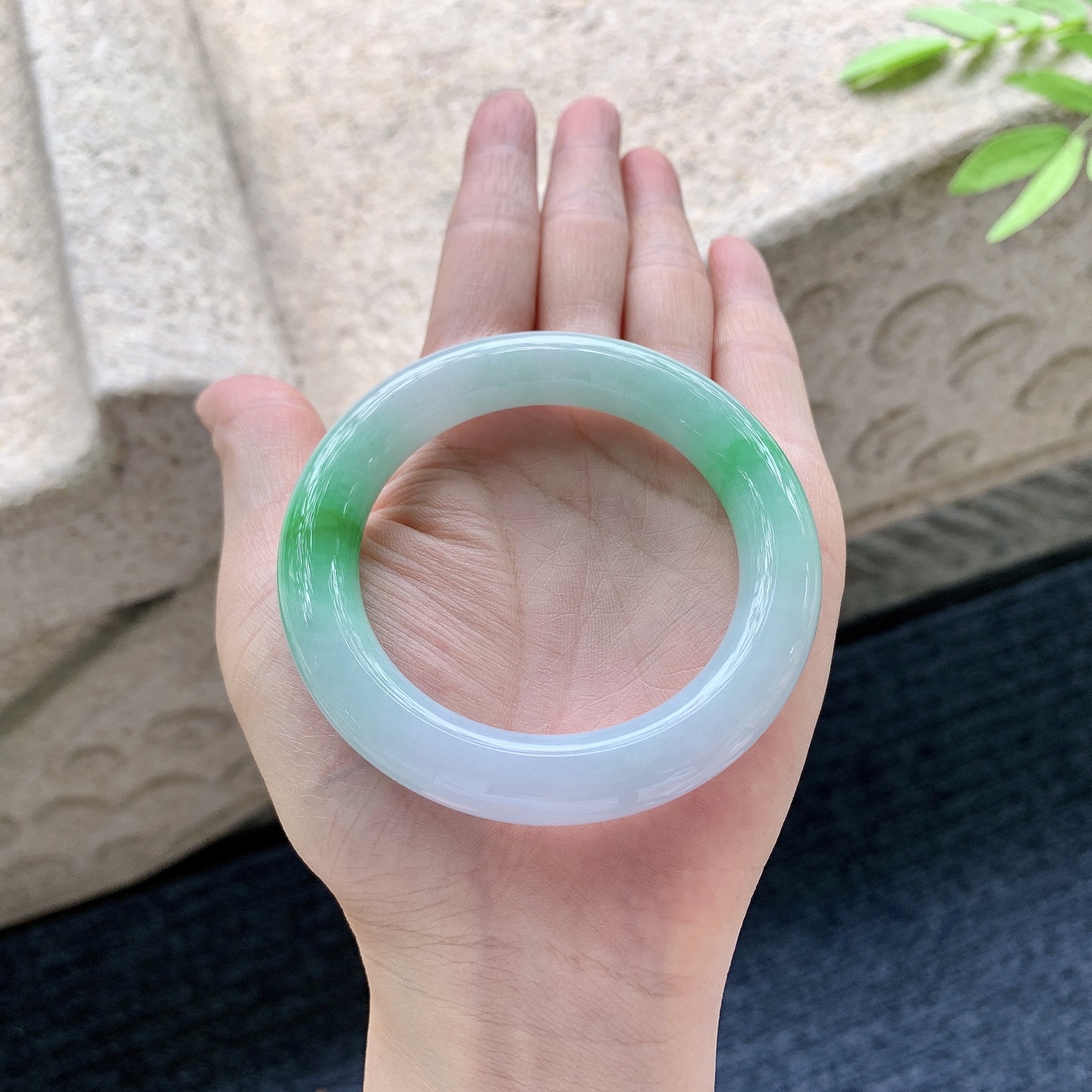 圆条50 51 【编码】GL050965 【描述】细糯飘辣绿，水润，种老，细腻，打灯有纹线