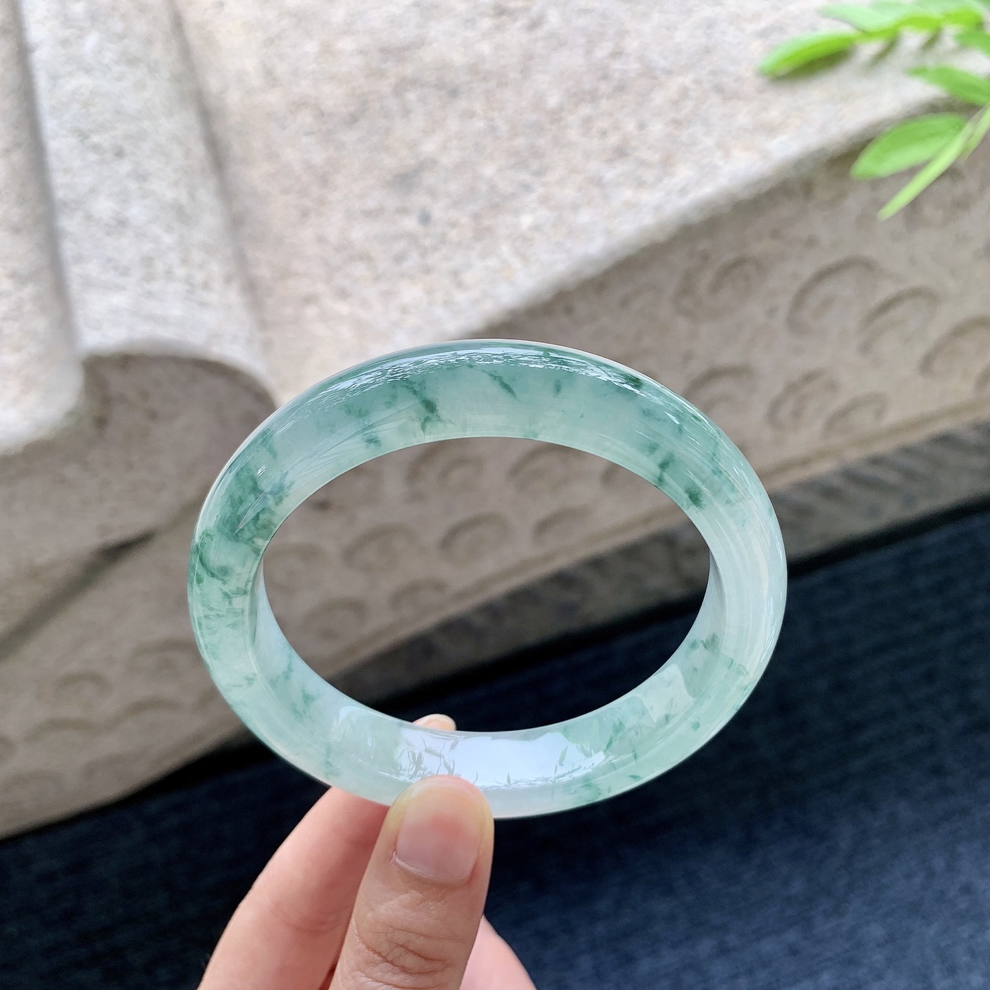 正圈62 63，圈口63.7/13/9.3，编码T1081601，描述冰糯飘花，水润，种老，细腻，无裂。