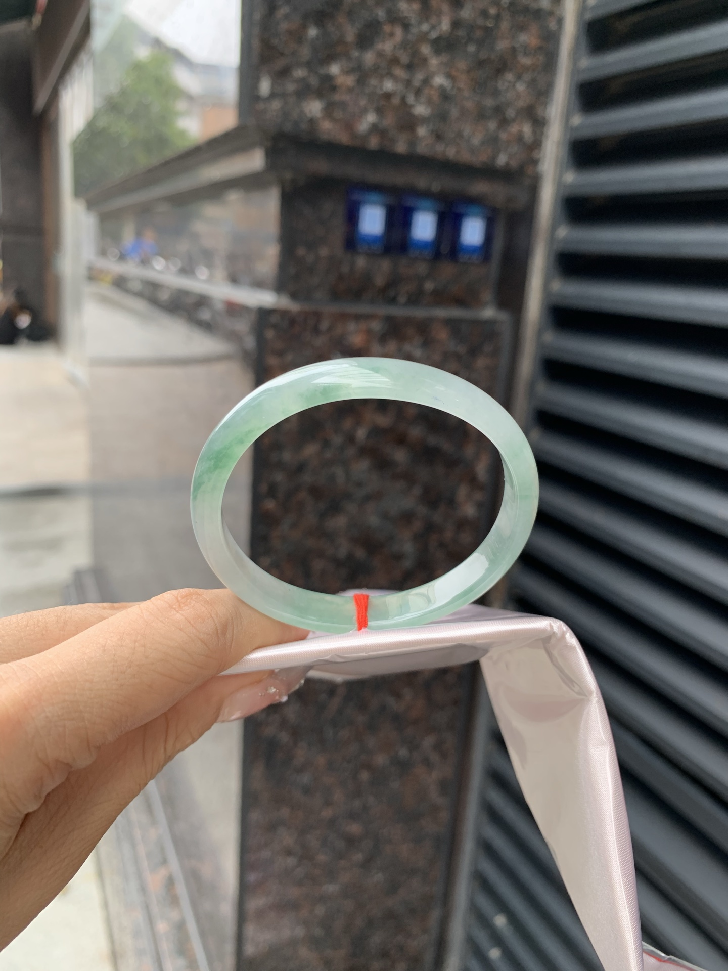 冰飘花贵妃，54.8-48.3-5.2-9，0508-2A109-2，底妆冰润细腻，绿花灵动飘逸，勾勒出一幅唯美诗意的山水意境画，古典优雅又秀气，无裂