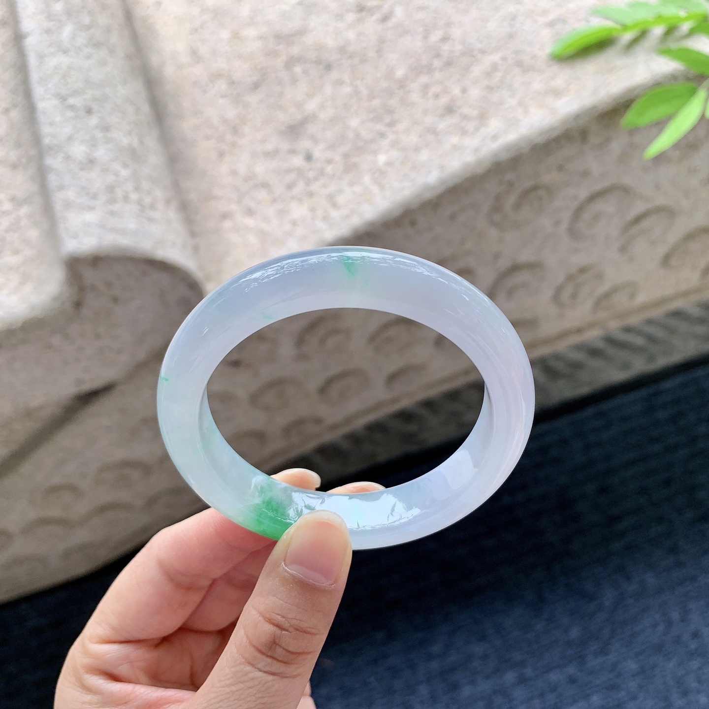 正圈53 54 【圈口】54.4/12.3/8.4 【编码】C5050948 糯冰春彩，飘绿，水润，种老，细腻，打灯有棉线