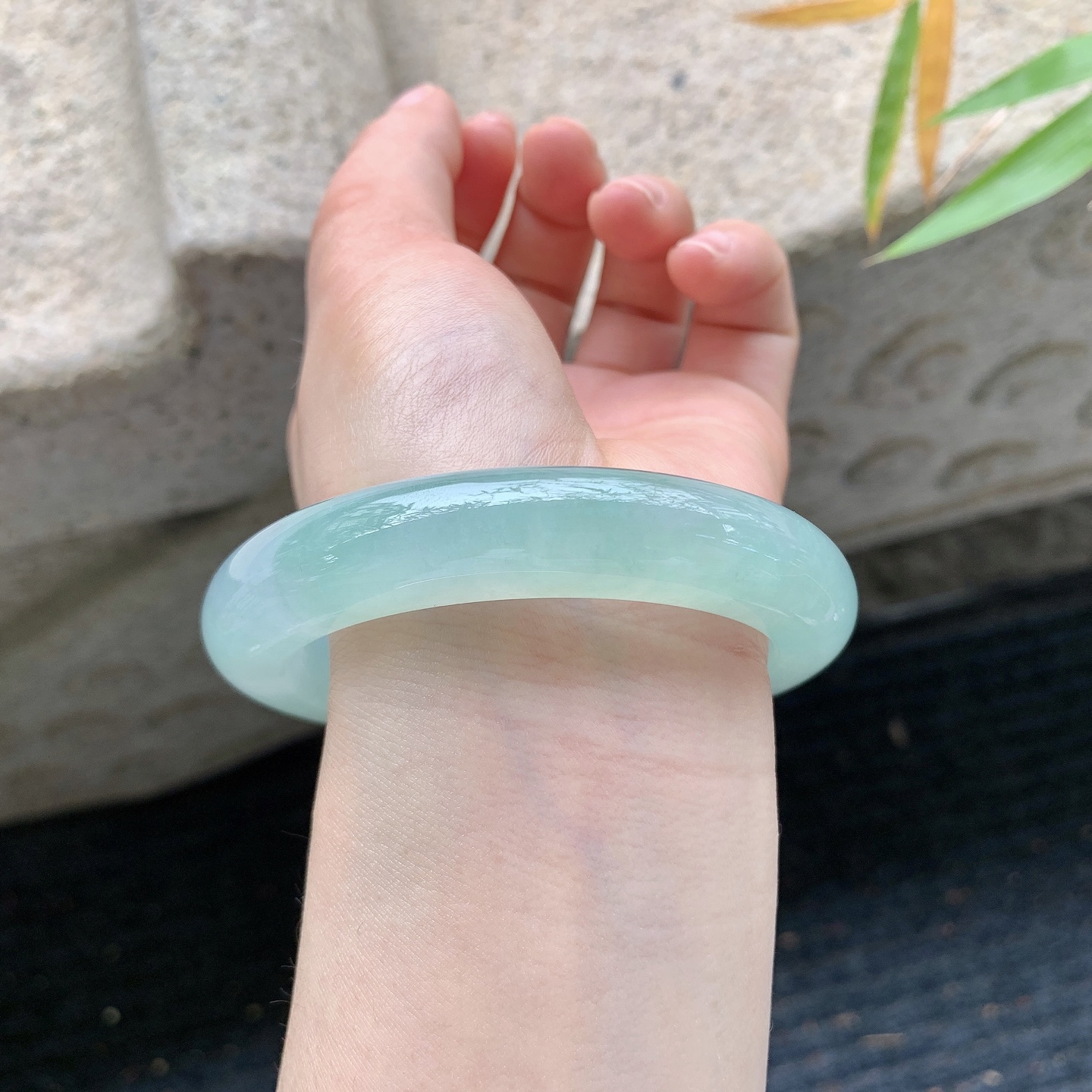 正圈58 59 圈口59/12.5/10.3 编码J1041945 描述糯冰晴绿，水润，种老，细腻，无裂