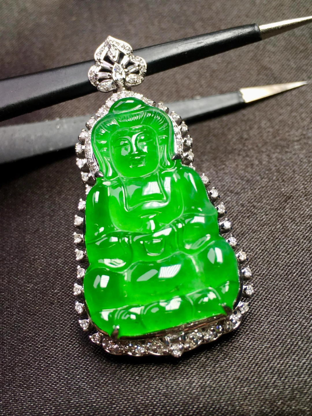 ️款式时尚精美，18K真金南非真钻石镶嵌，天然翡翠Ａ货，口头不预留，41.2-20.6-8.5