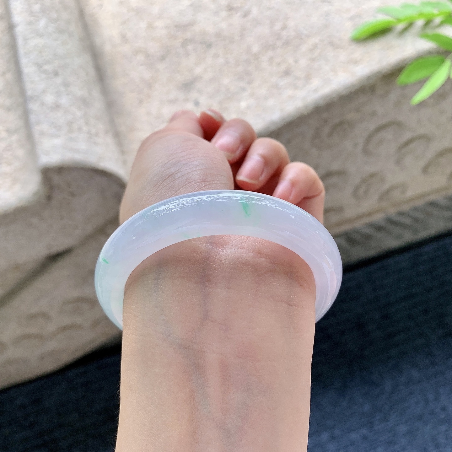 正圈53 54 【圈口】54.4/12.3/8.4 【编码】C5050948 糯冰春彩，飘绿，水润，种老，细腻，打灯有棉线