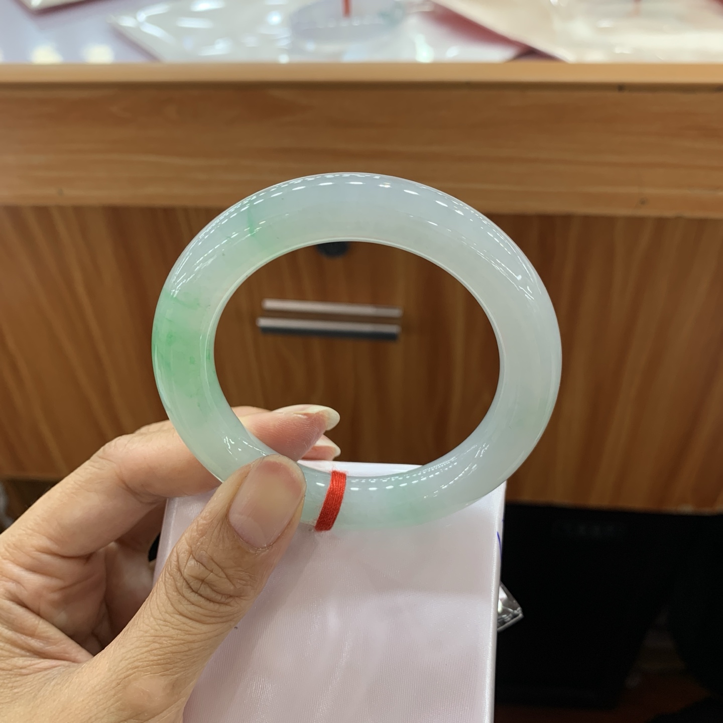 050740HT，飘绿圆条翡翠手镯，54.5-10.8