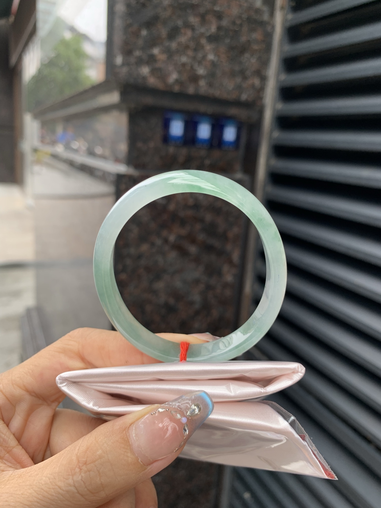 冰飘花贵妃，54.8-48.3-5.2-9，0508-2A109-2，底妆冰润细腻，绿花灵动飘逸，勾勒出一幅唯美诗意的山水意境画，古典优雅又秀气，无裂