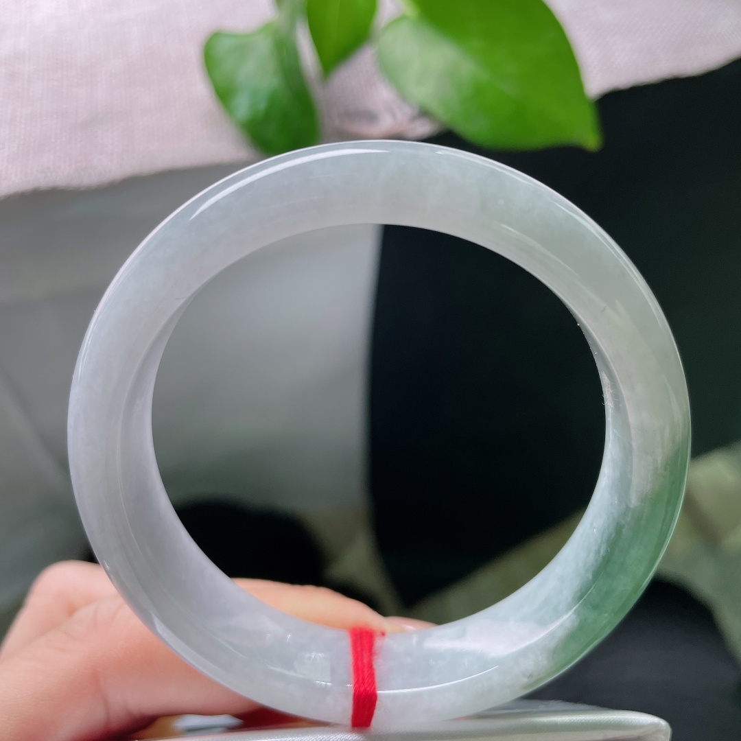 54.2/12.6/7.3，半山水正圈，山影脉脉，水色盈盈，像把江南的烟雨都凝在了这方寸之间。有纹，ss49294a