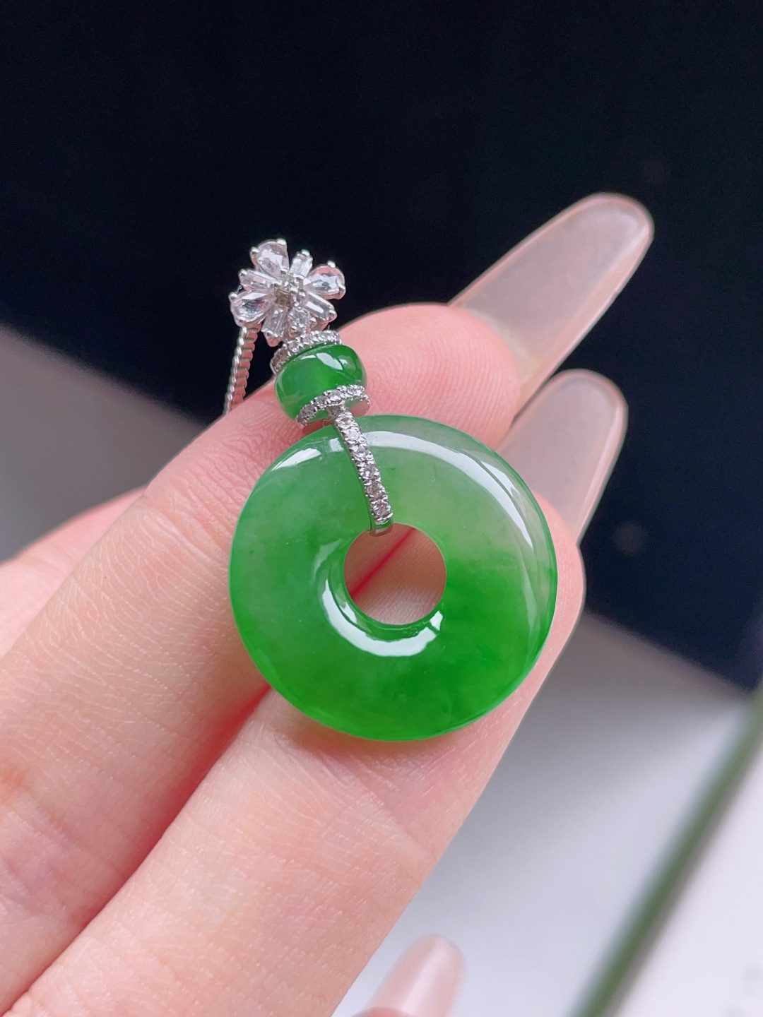 ️ 飘绿花甜甜圈 色泽鲜艳 种老水润 18k金镶嵌 尺寸 31/19.1/3.2