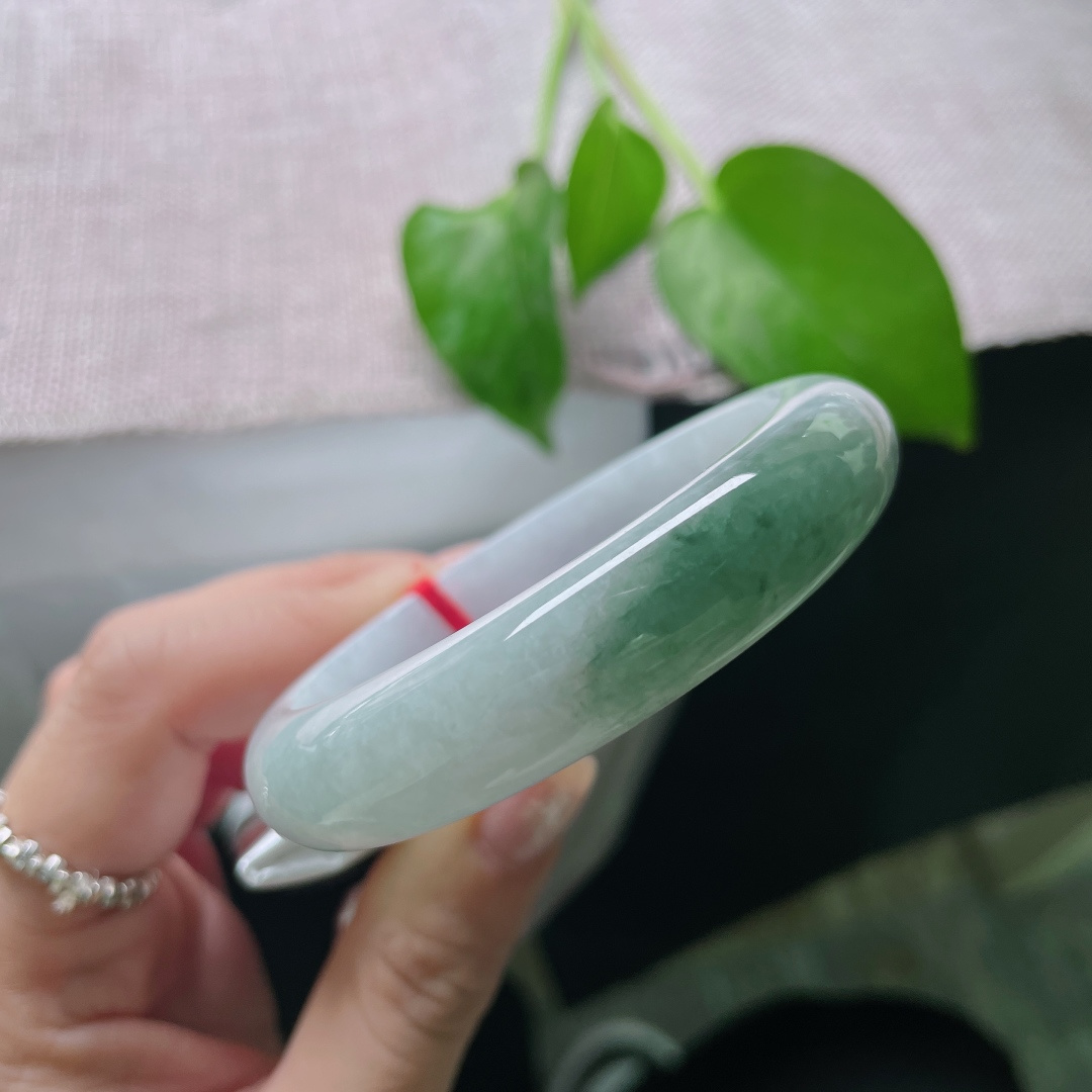 54.2/12.6/7.3，半山水正圈，山影脉脉，水色盈盈，像把江南的烟雨都凝在了这方寸之间。有纹，ss49294a